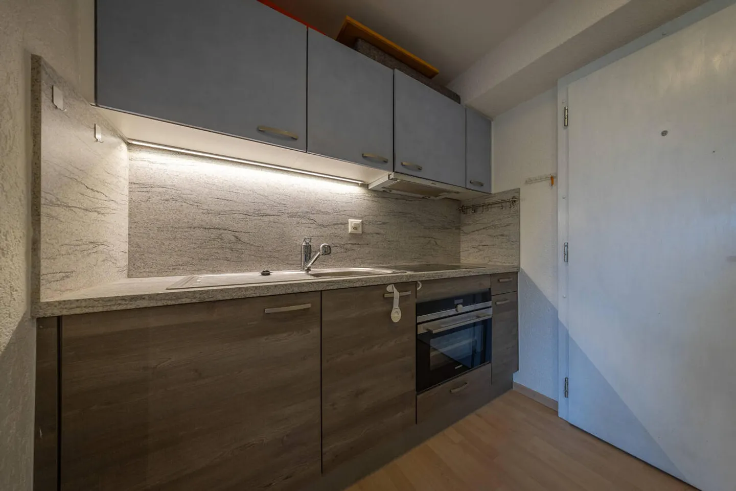 Due studi comunicanti con grande balcone e accesso alla piscina - Foto 8 di 13