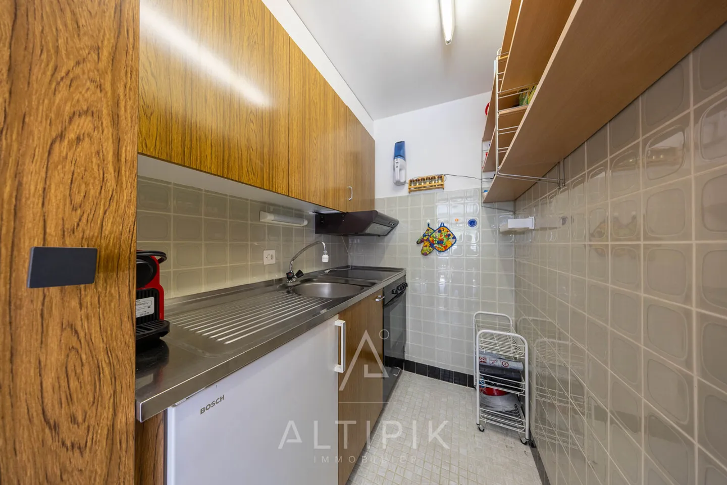 Ski-in/Ski-out Studio with Large Sunny Balcony - Photo 5 of 9