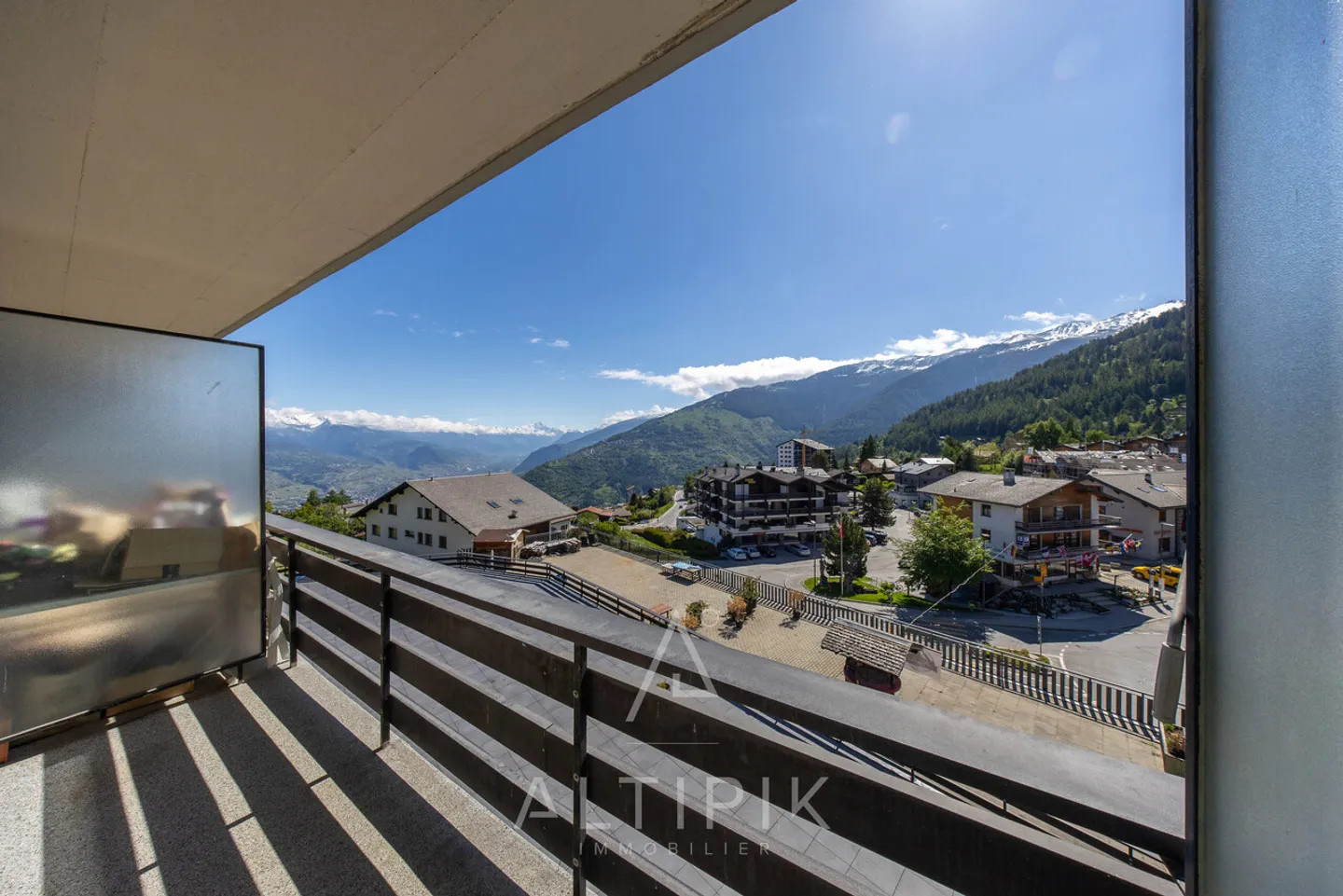 Bright studio in the city center with south-facing balcony - To renovate - Photo 3 of 6