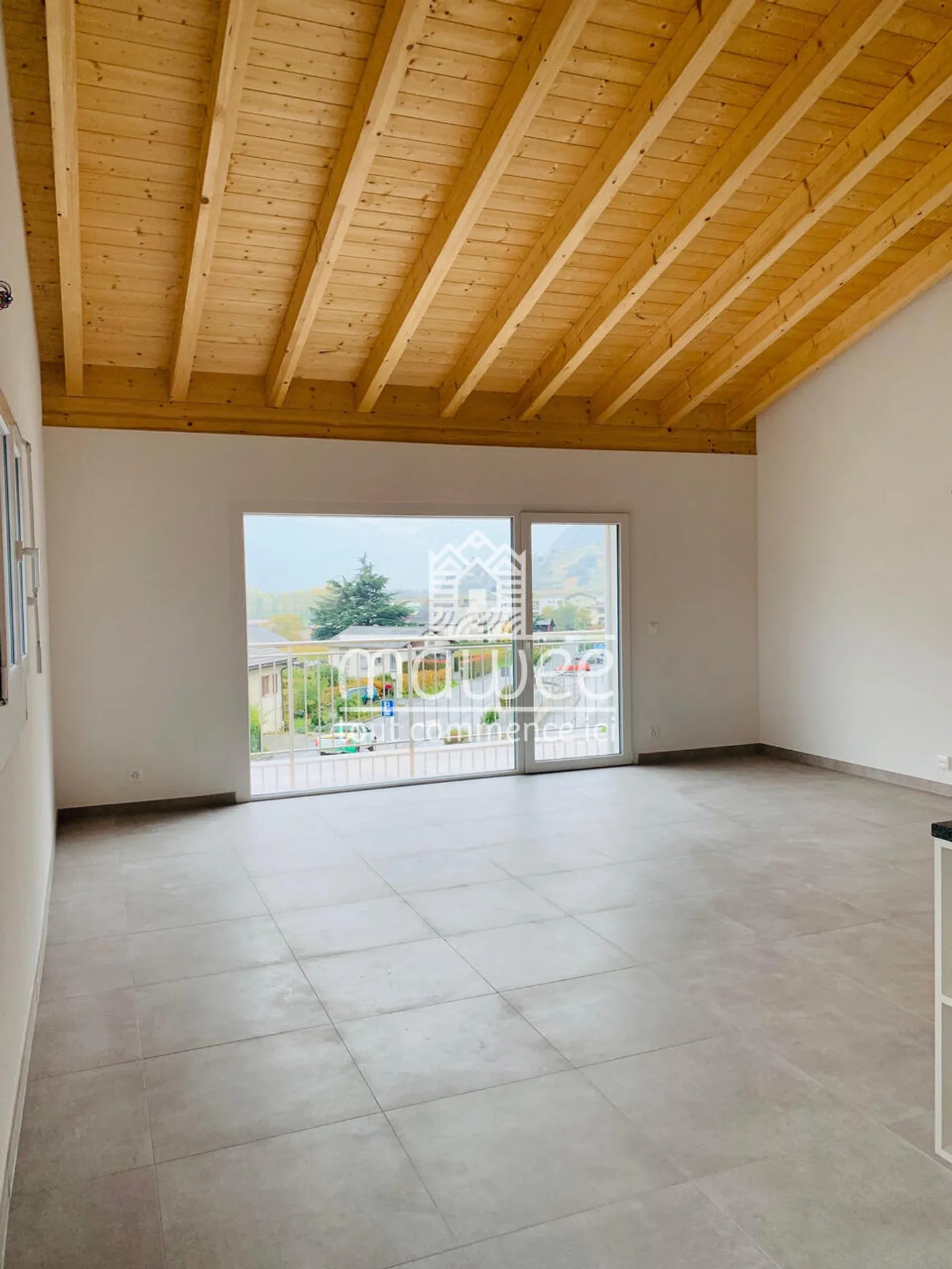 Bright apartment with balcony and view of the Rhône plain - Photo 3 of 9