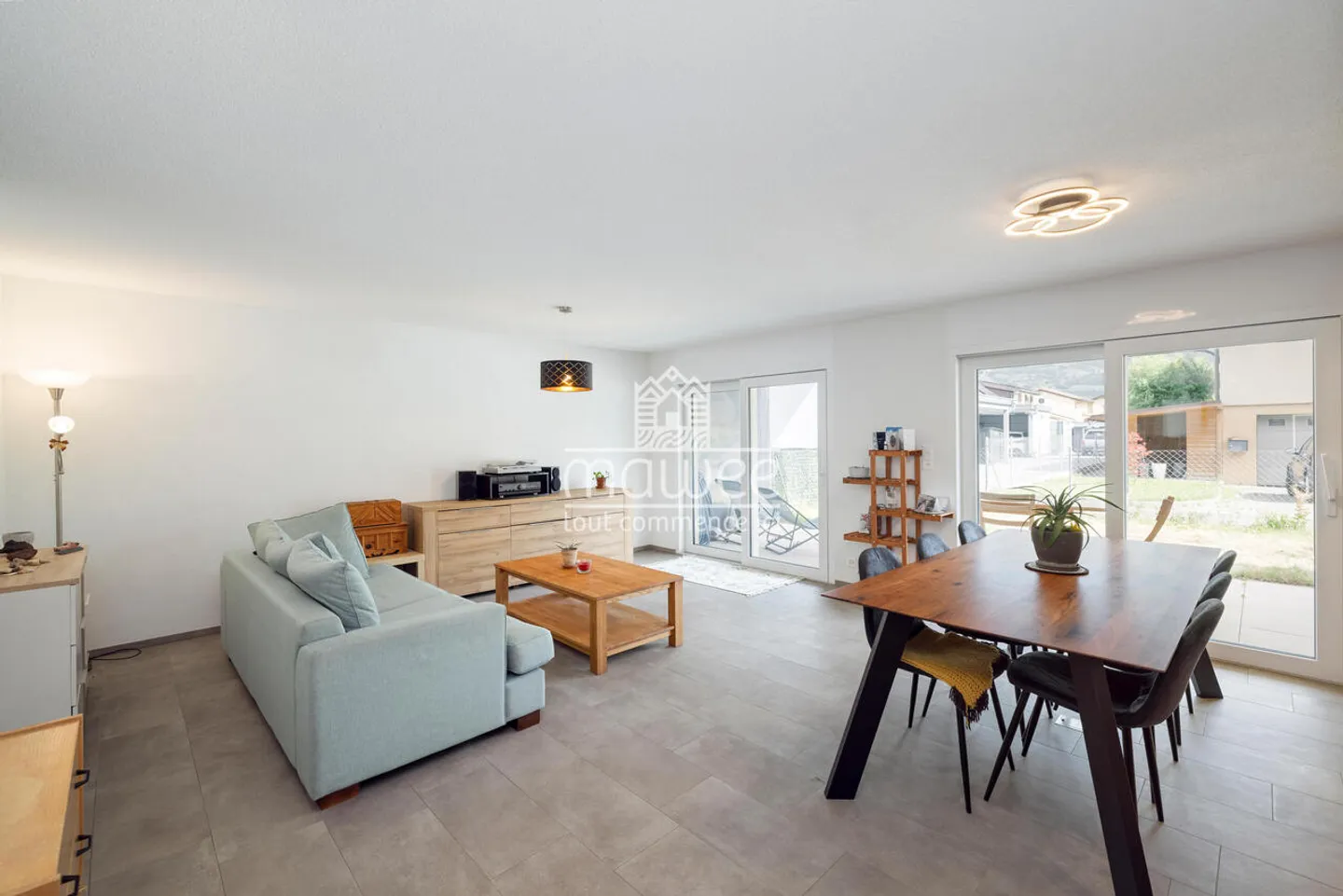 Charming 3.5-room apartment with terrace, garden, and two parking spaces - Photo 7 of 13