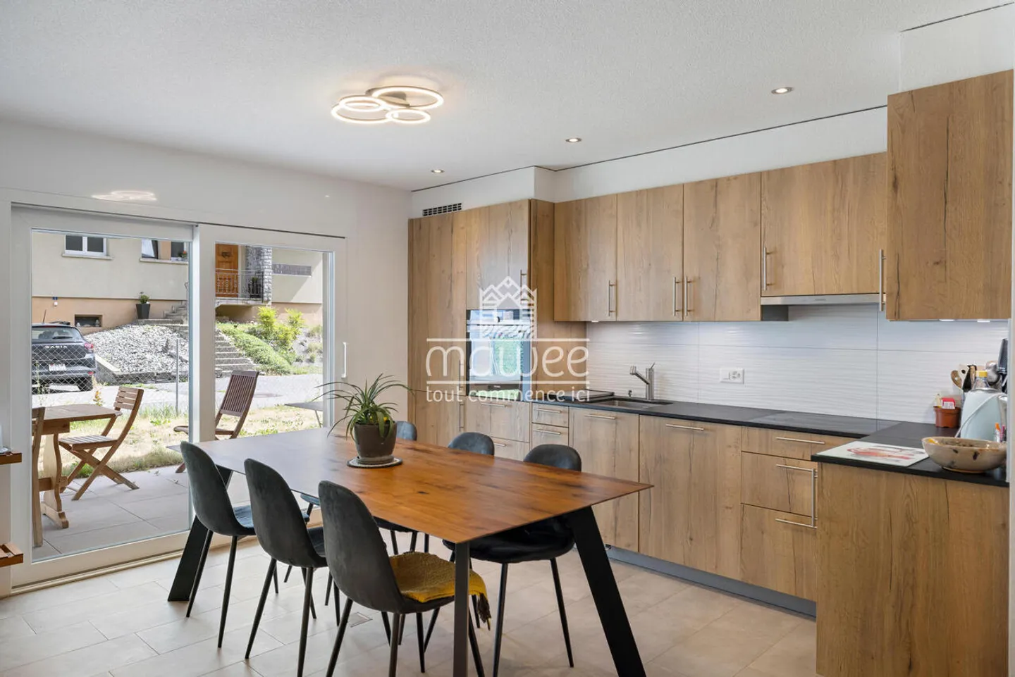 Charming 3.5-room apartment with terrace, garden, and two parking spaces - Photo 2 of 13