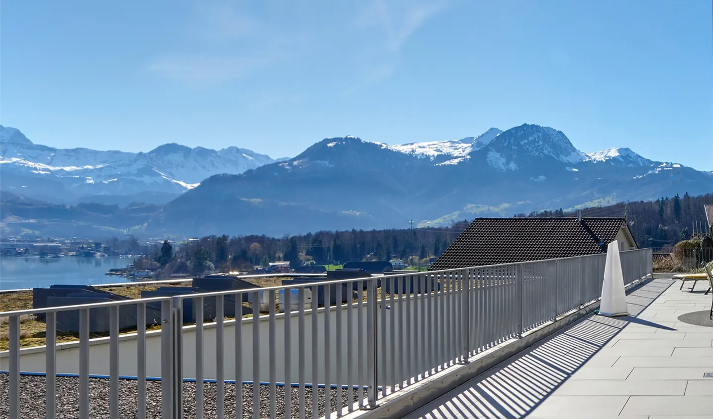 Appartamento terrazzato soleggiato con vista lago e montagna - Foto 1 di 9
