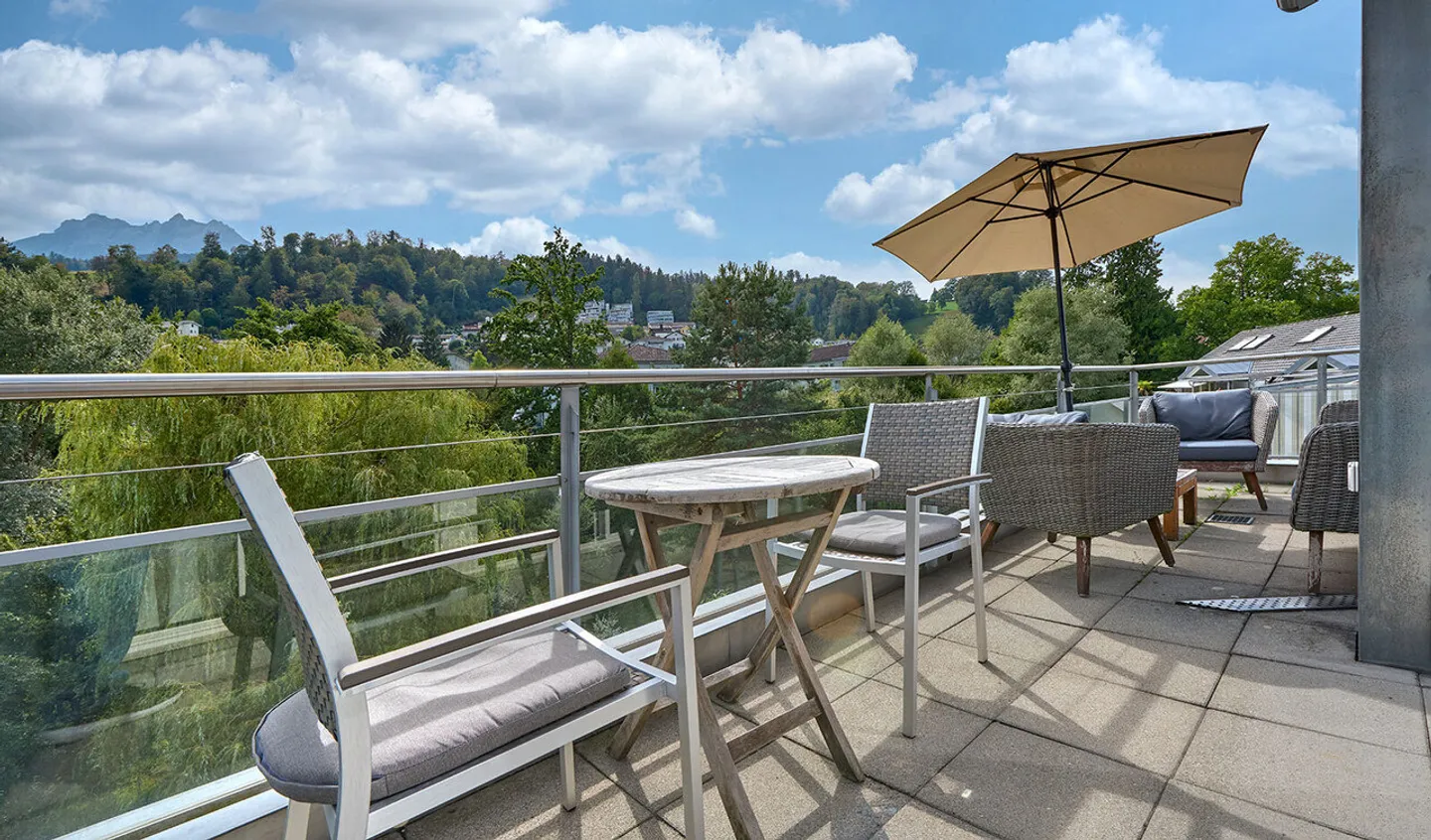 Stylish 4.5-room maisonette penthouse with a view of Pilatus - Photo 7 of 8