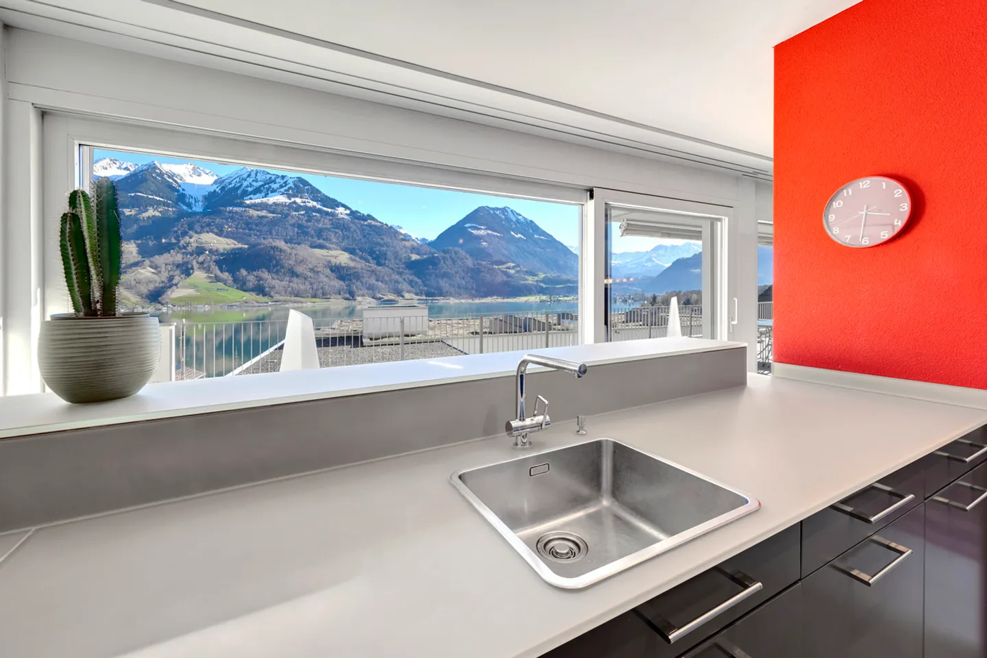 Appartement en terrasse ensoleillé avec vue sur le lac et les montagnes - Photo 2 sur 8