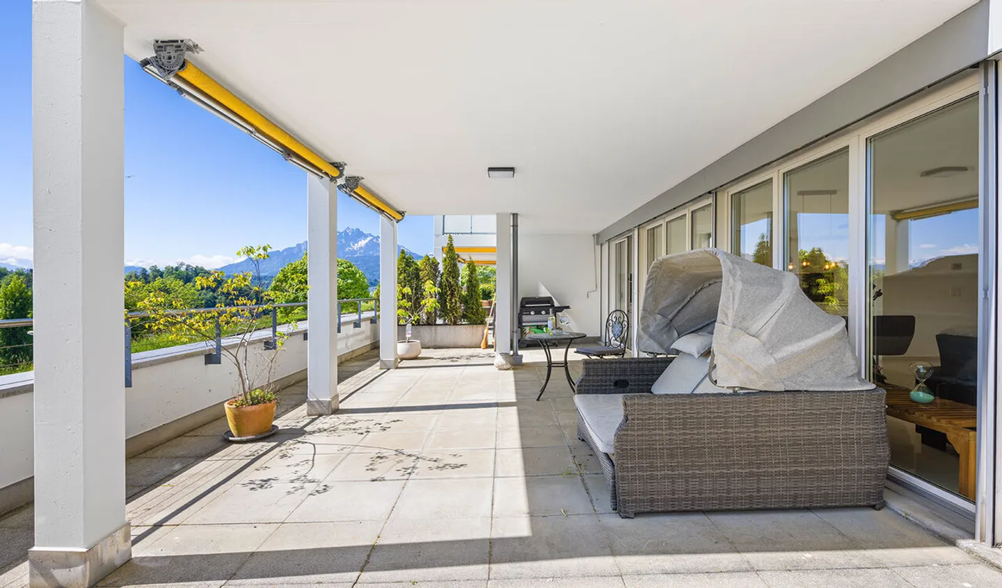 Appartamento con giardino di 4,5 locali con vista sul Pilatus - Foto 2 di 8