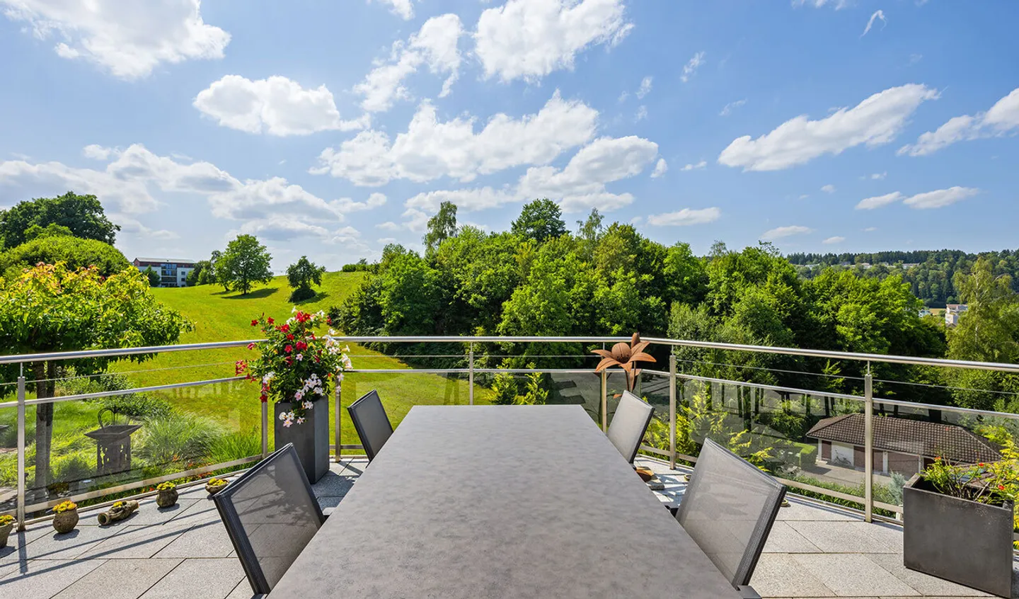 Detached single-family house with a view, terrace, and garden - Photo 2 of 10