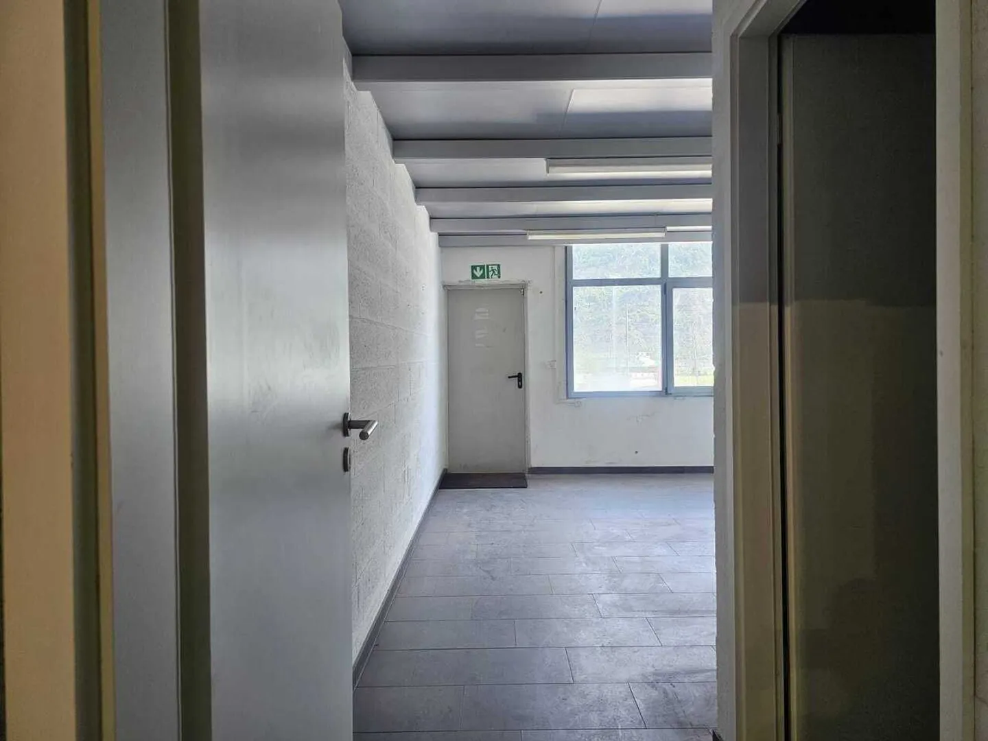 Halle in idealer Lage mit separatem Büro - Foto 3 di 6
