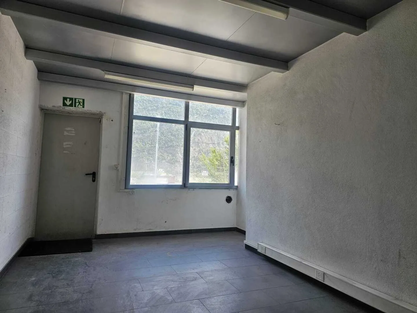 Halle in idealer Lage mit separatem Büro - Foto 4 di 6