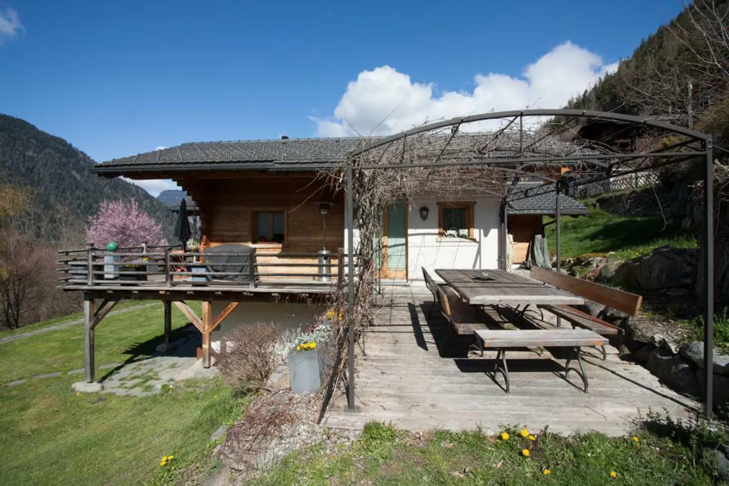 RARE ITEM! Family chalet in a quiet and sunny location - Photo 5 of 9