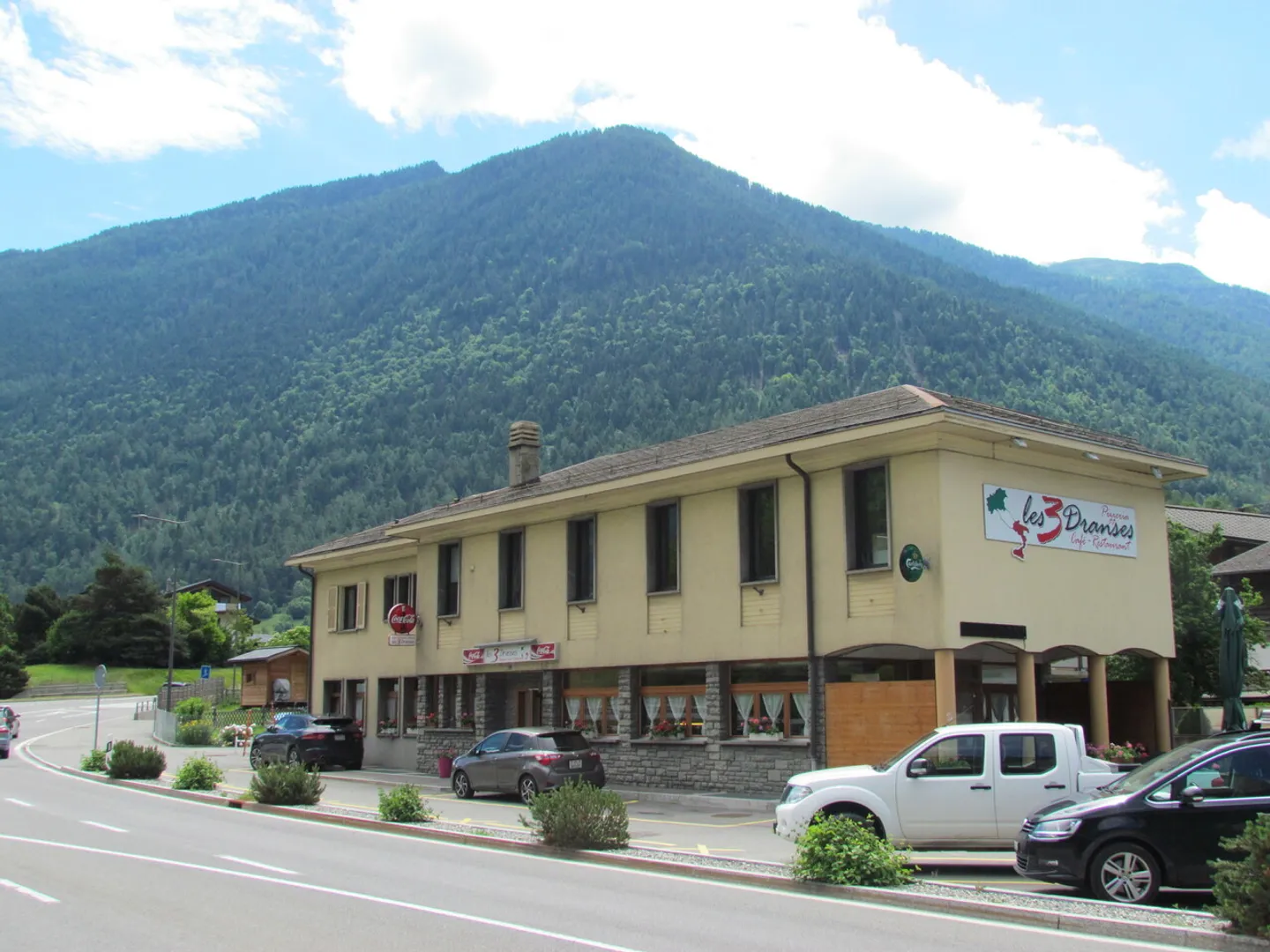 On the road to the Grand-St-Bernard, large restaurant for sale - Photo 3 of 7