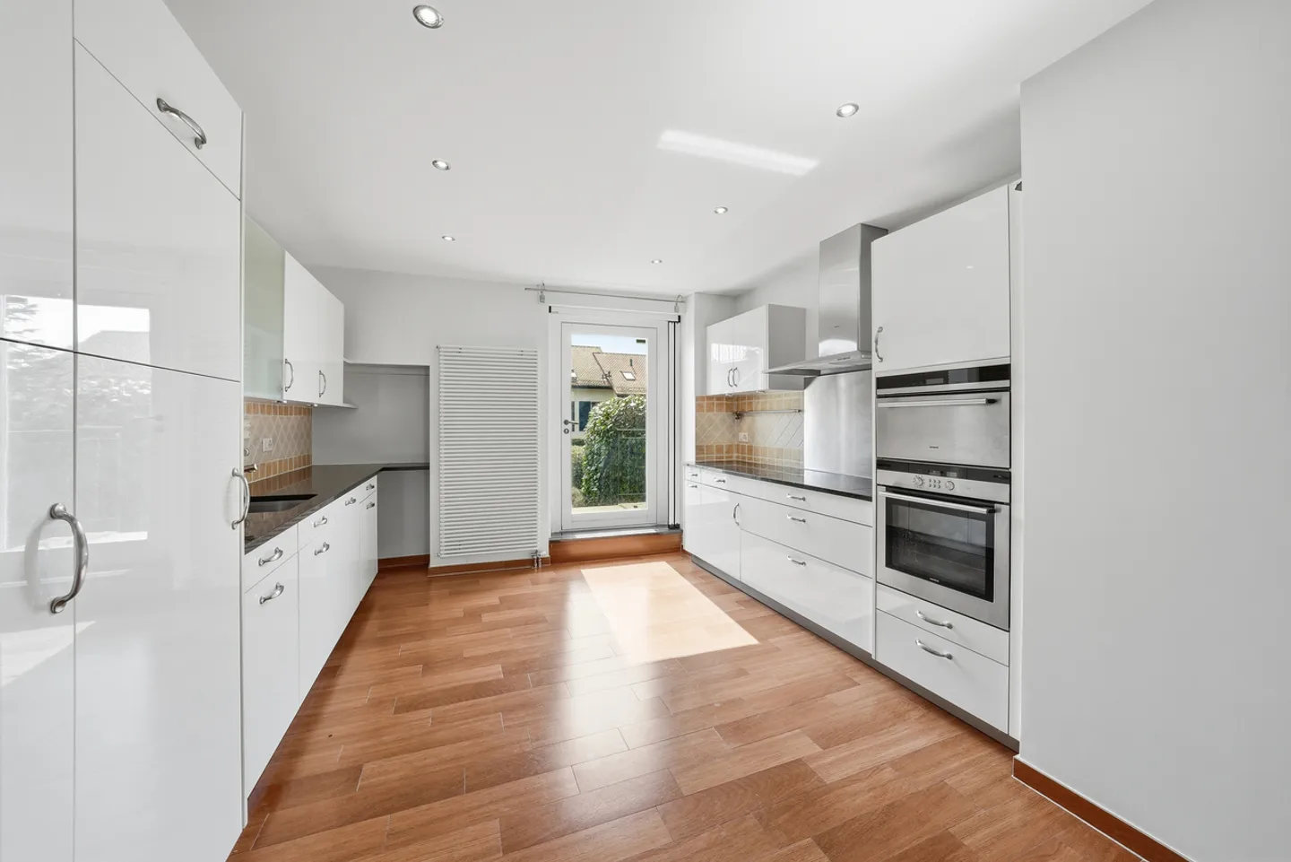 Village house with 7.5 rooms and pool in the heart of Gilly - Photo 2 of 13