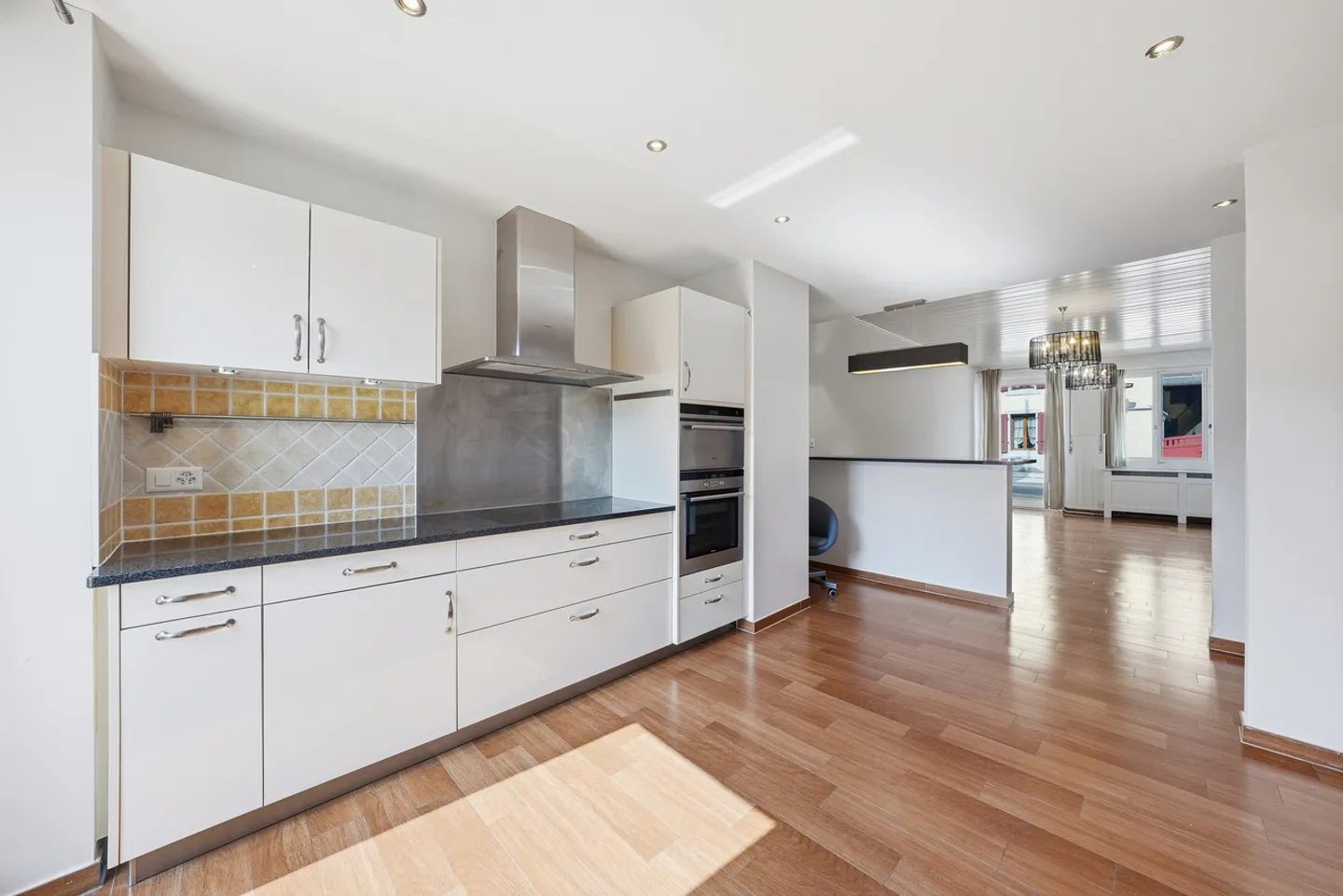 Village house with 7.5 rooms and pool in the heart of Gilly - Photo 3 of 13