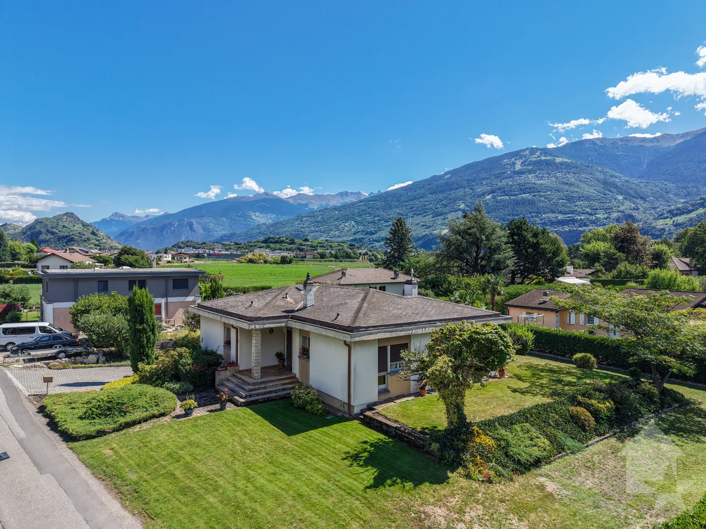 Charming 6.5 room villa with magnificent garden, ideal and quiet location - Photo 4 of 13