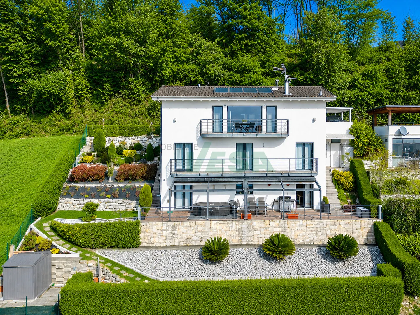 Villa moderne et lumineuse mono-bifamiliaire avec une vue dégagée splendide - Photo 1 sur 13