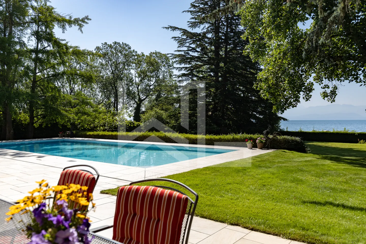 Elegant discreet property by the lake, near Rolle center - Photo 1 of 10