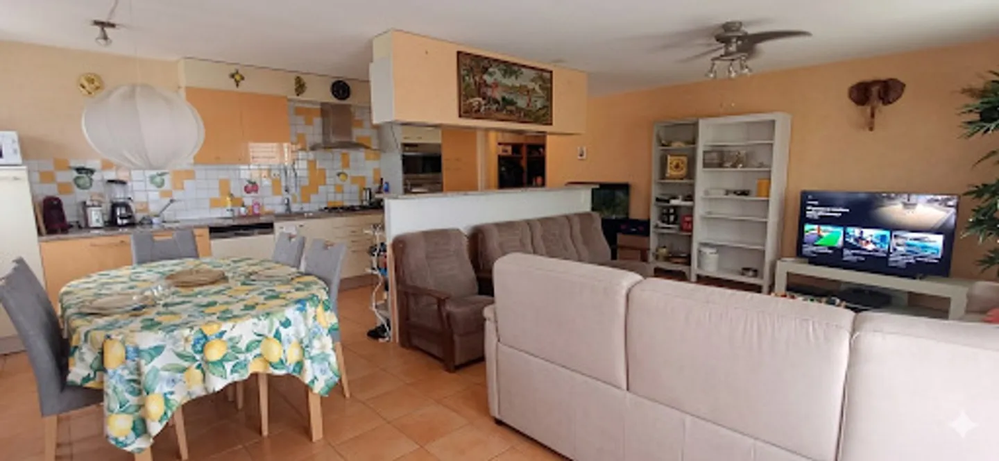 Just steps from everything. Superb apartment. 4.5 rooms. 3 balconies, underground parking - Photo 2 of 10