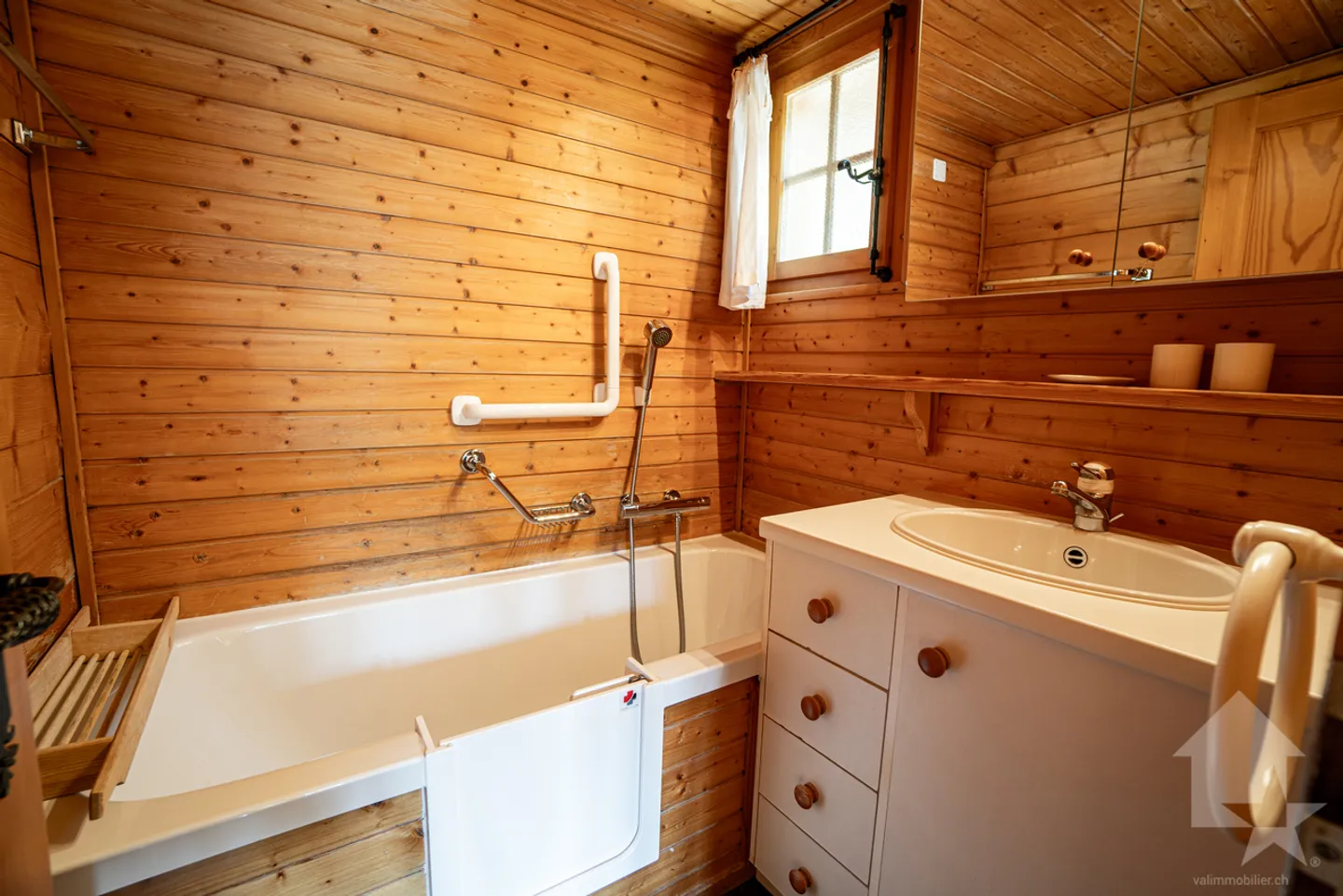 Charmantes Chalet mit zwei Wohnungen - eine 5.5-Zimmer-Maisonettewohnung und eine 2.5-Zimmer-Wohnung im Erdgeschoss - Foto 10 von 13