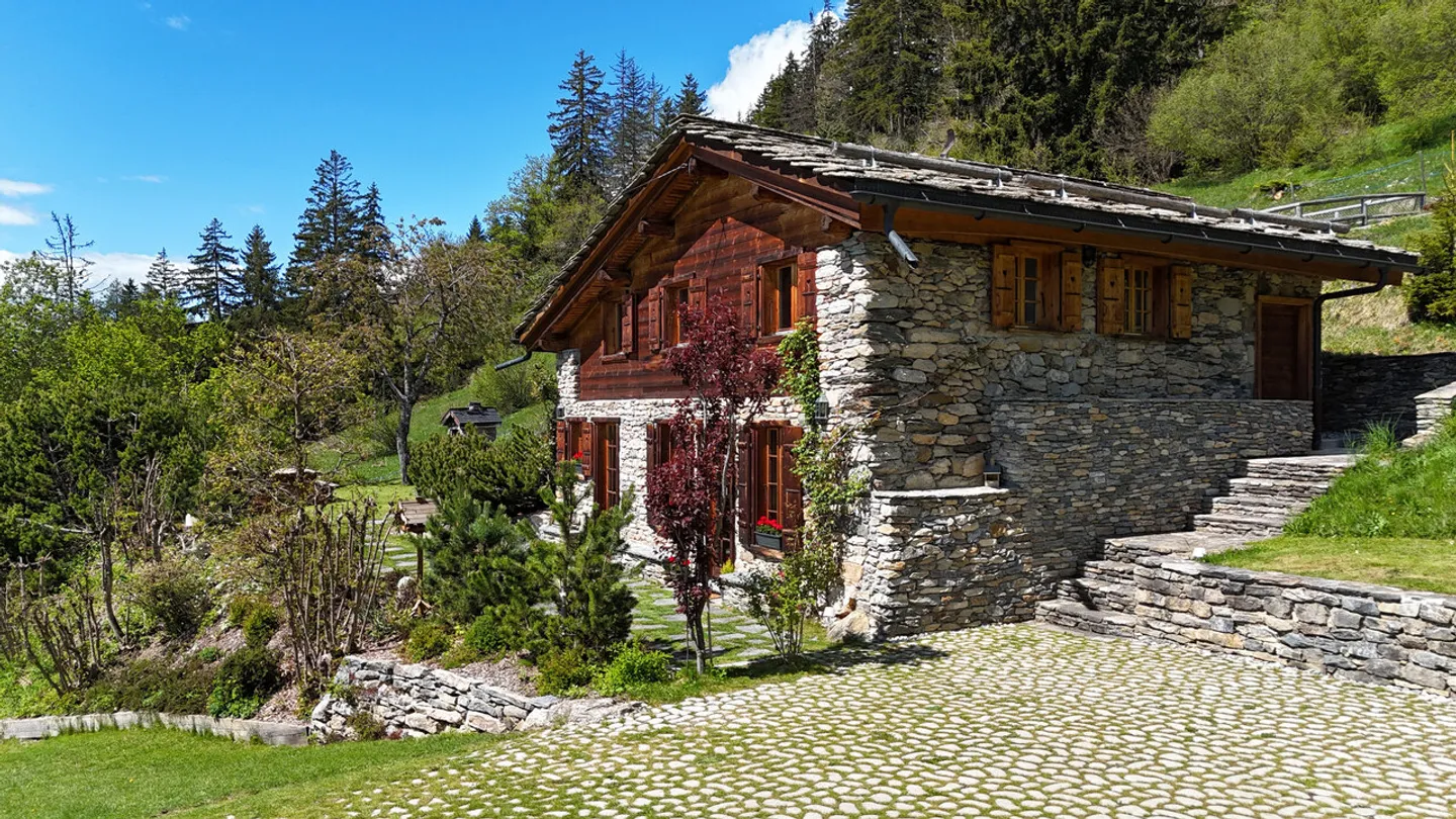 Chalet exceptionnel en pleine nature - Arbaz / Anzère - Photo 1 sur 13