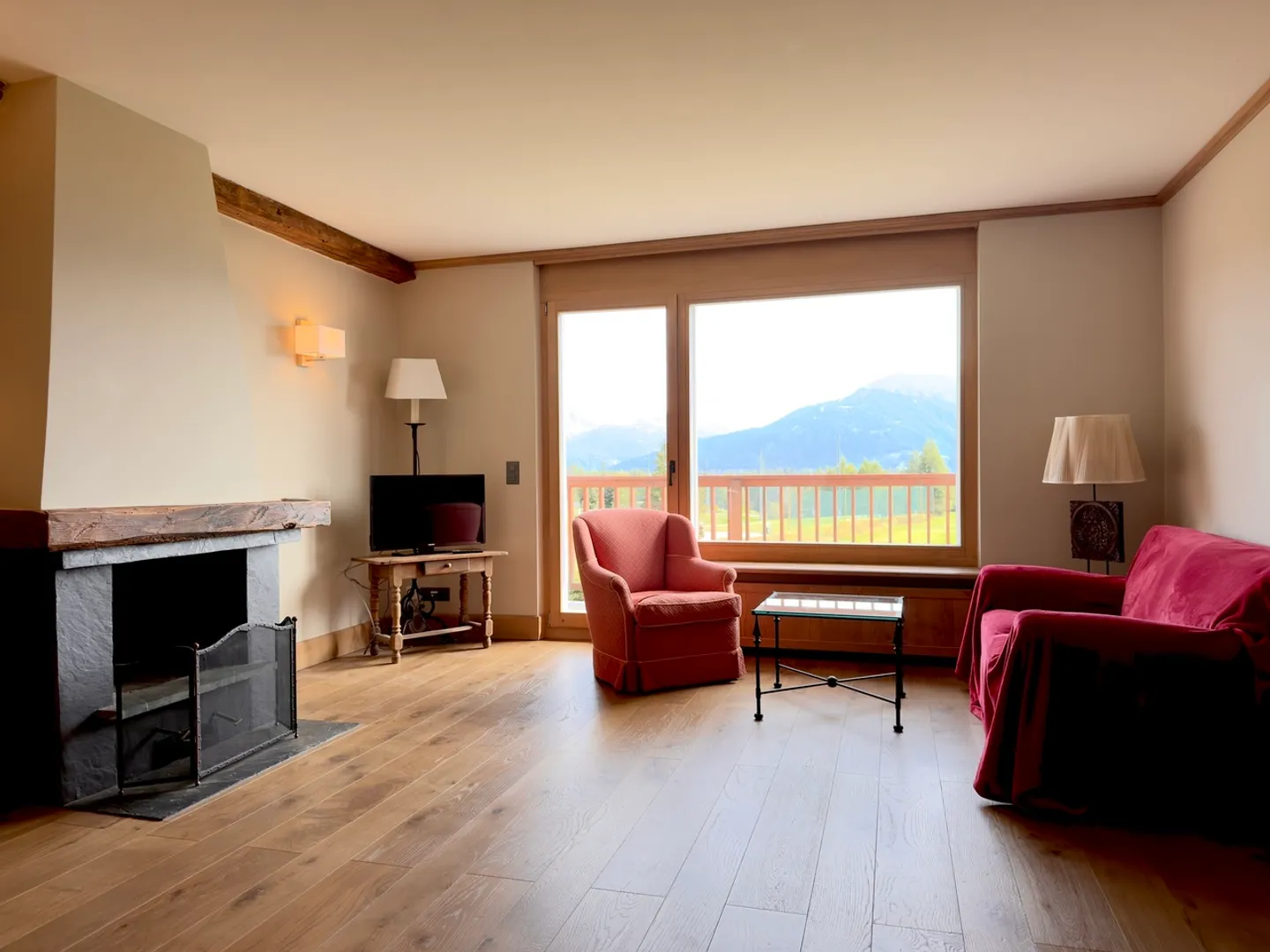 LOC 900 - GRAND SPACES - Photo 2 of 13