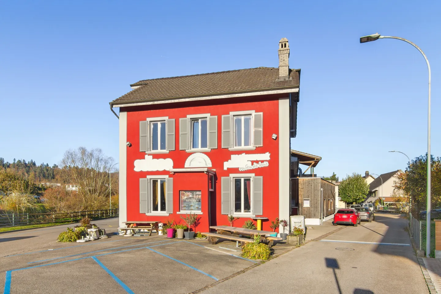 Magnifico edificio con 2 appartamenti e un ristorante - Foto 1 di 8