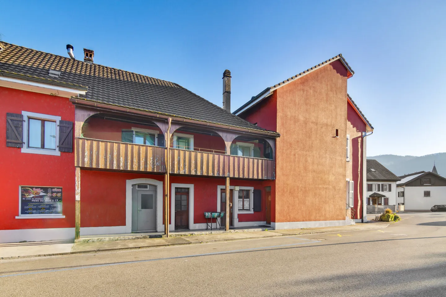 Magnifico edificio con 2 appartamenti e un ristorante - Foto 7 di 8