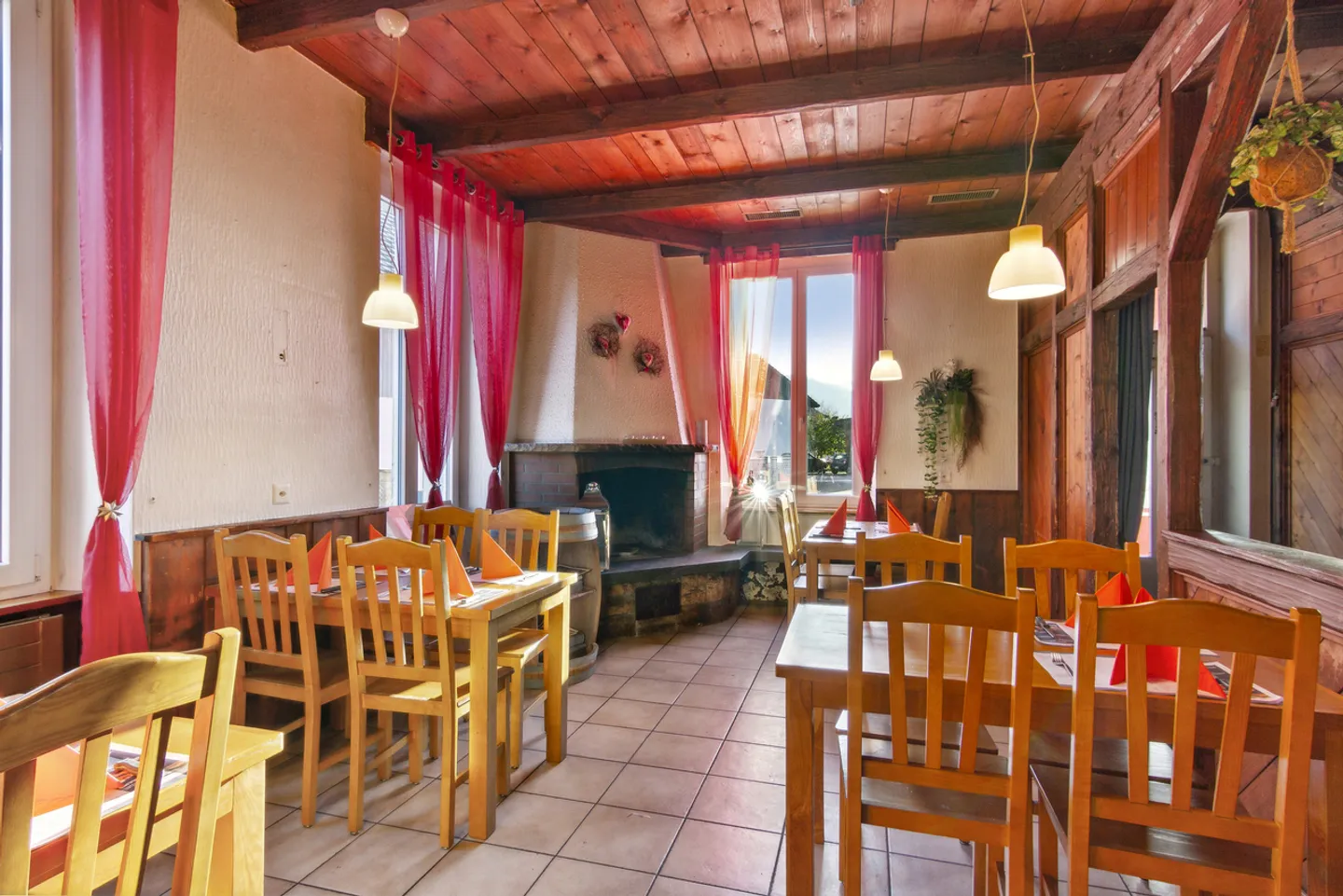 Magnifico edificio con 2 appartamenti e un ristorante - Foto 5 di 8