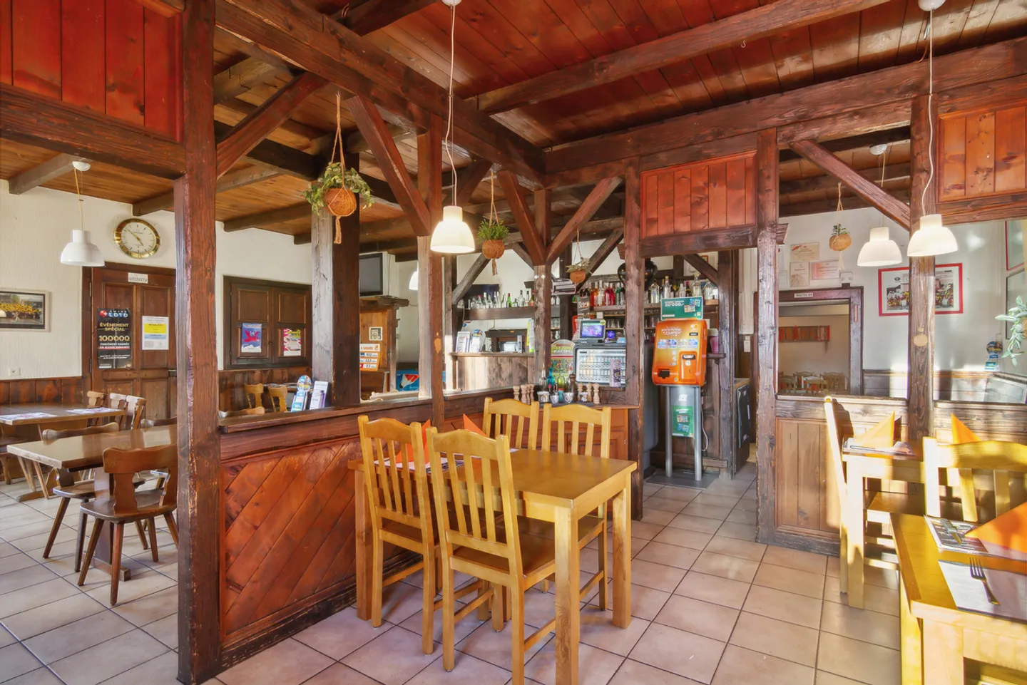 Magnifico edificio con 2 appartamenti e un ristorante - Foto 3 di 8