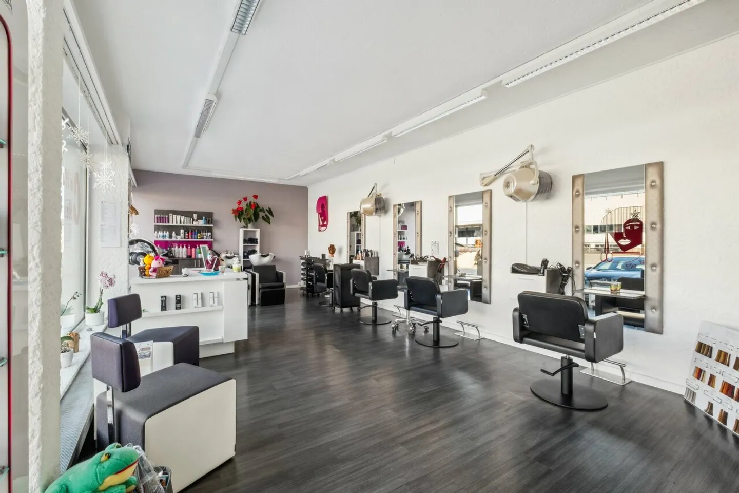 Gebäude mit 2 Wohnungen, 1 Friseursalon, einem Baugrundstück - Foto 2 von 13