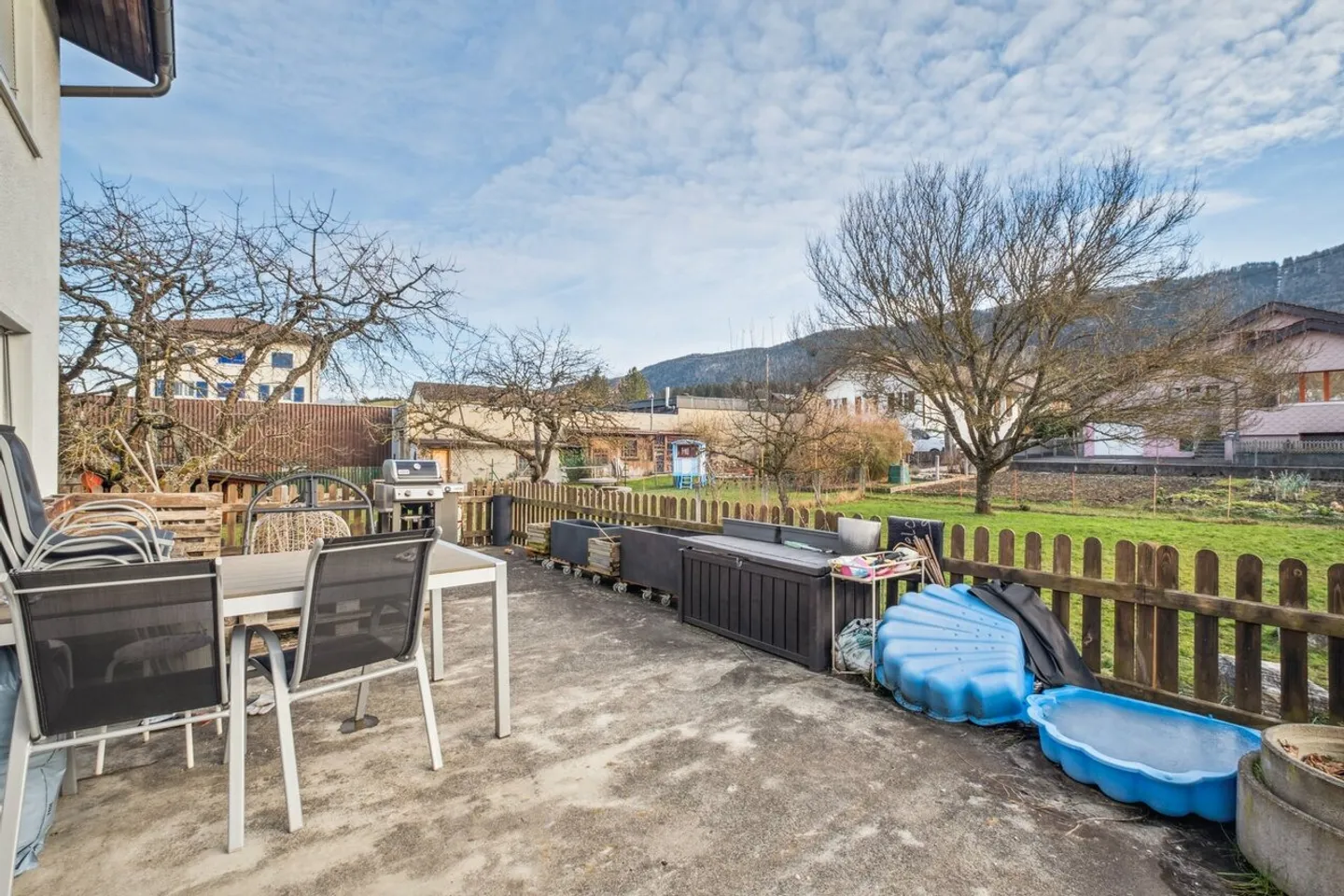 Gebäude mit 2 Wohnungen, 1 Friseursalon, einem Baugrundstück - Foto 12 von 13