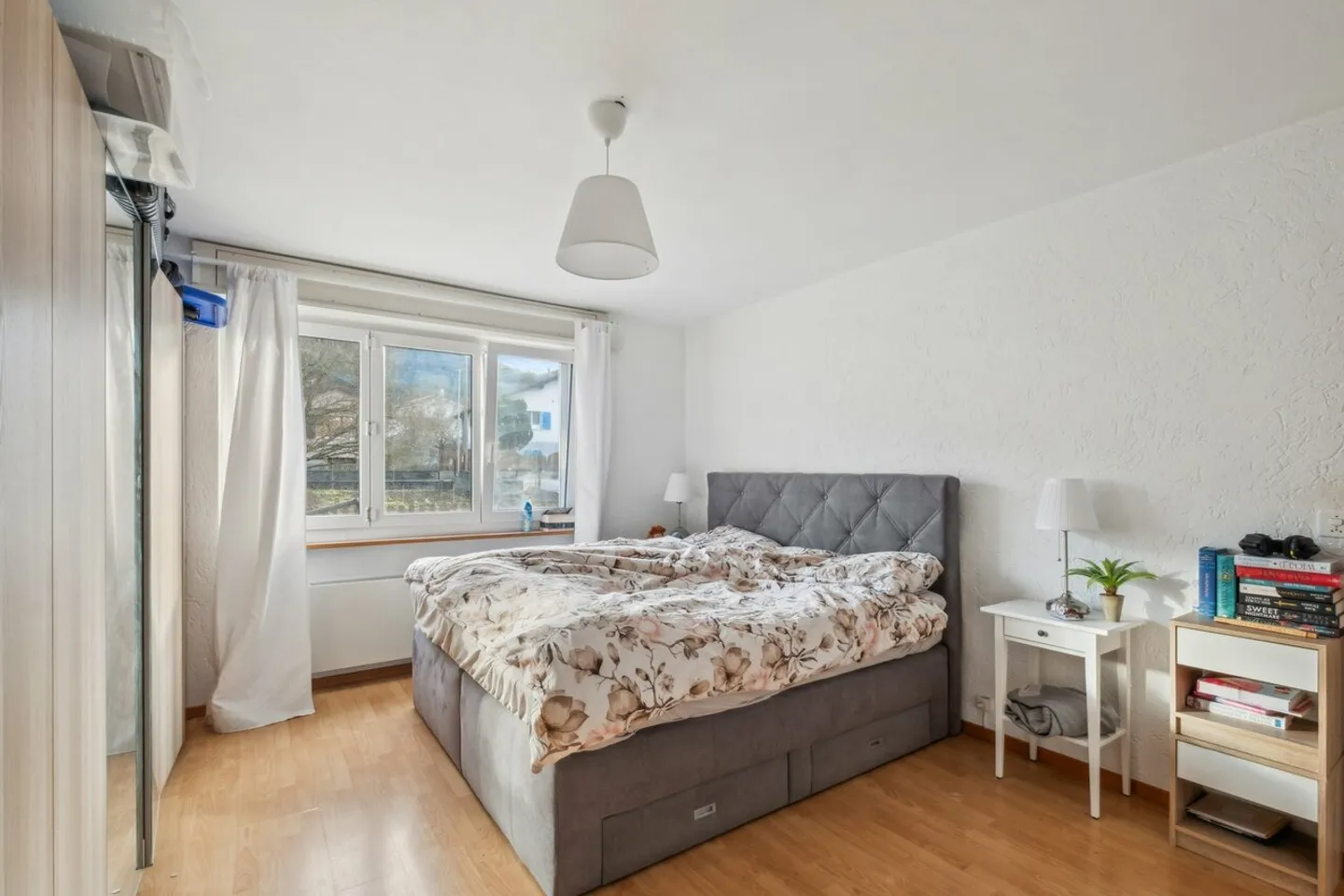 Gebäude mit 2 Wohnungen, 1 Friseursalon, einem Baugrundstück - Foto 6 von 13