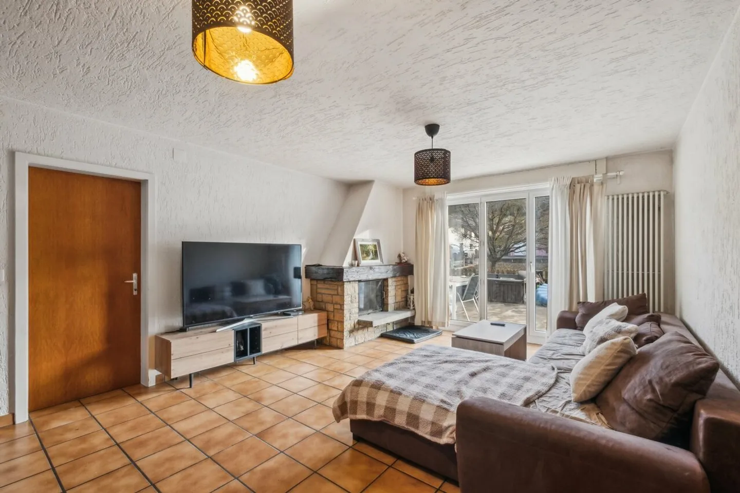 Gebäude mit 2 Wohnungen, 1 Friseursalon, einem Baugrundstück - Foto 4 von 13