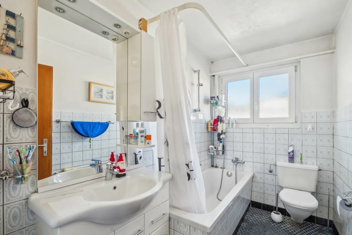 Gebäude mit 2 Wohnungen, 1 Friseursalon, einem Baugrundstück - Foto 11 von 13