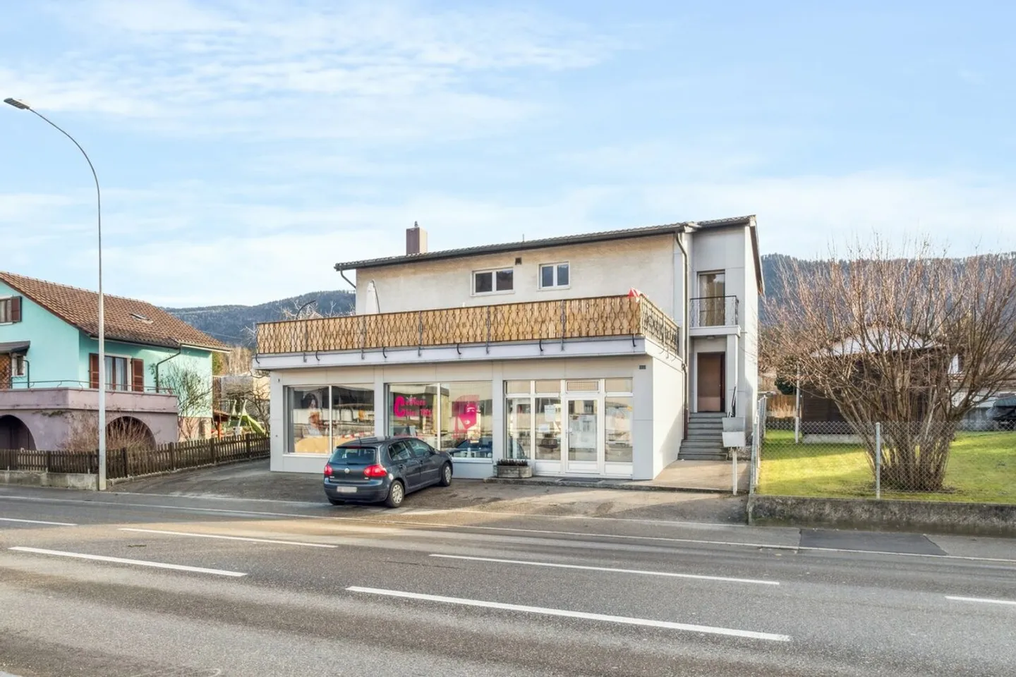 Gebäude mit 2 Wohnungen, 1 Friseursalon, einem Baugrundstück - Foto 1 von 13