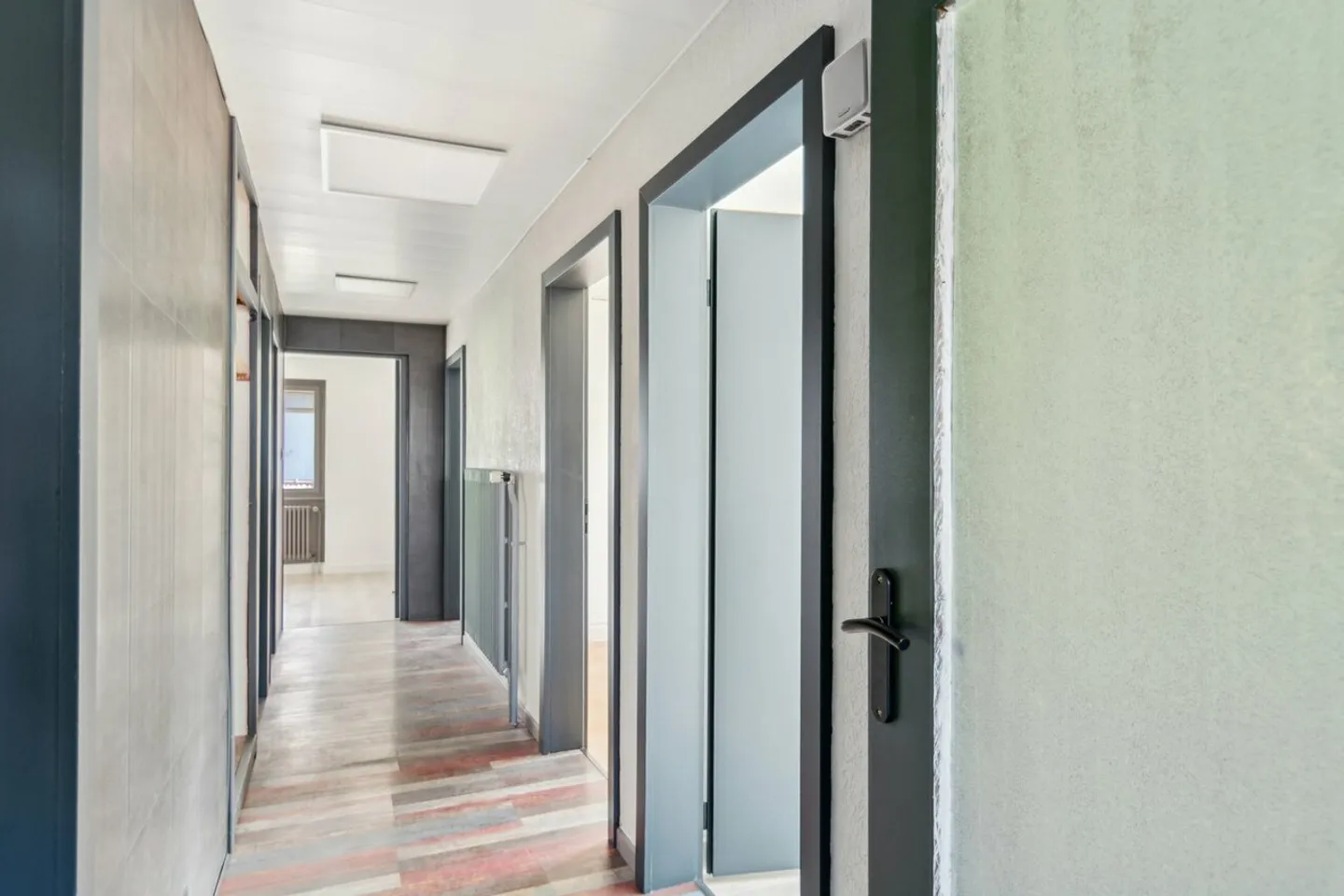 Superba Casa Familiare nel Cuore di un Villaggio Verdeggiante - Foto 9 di 13