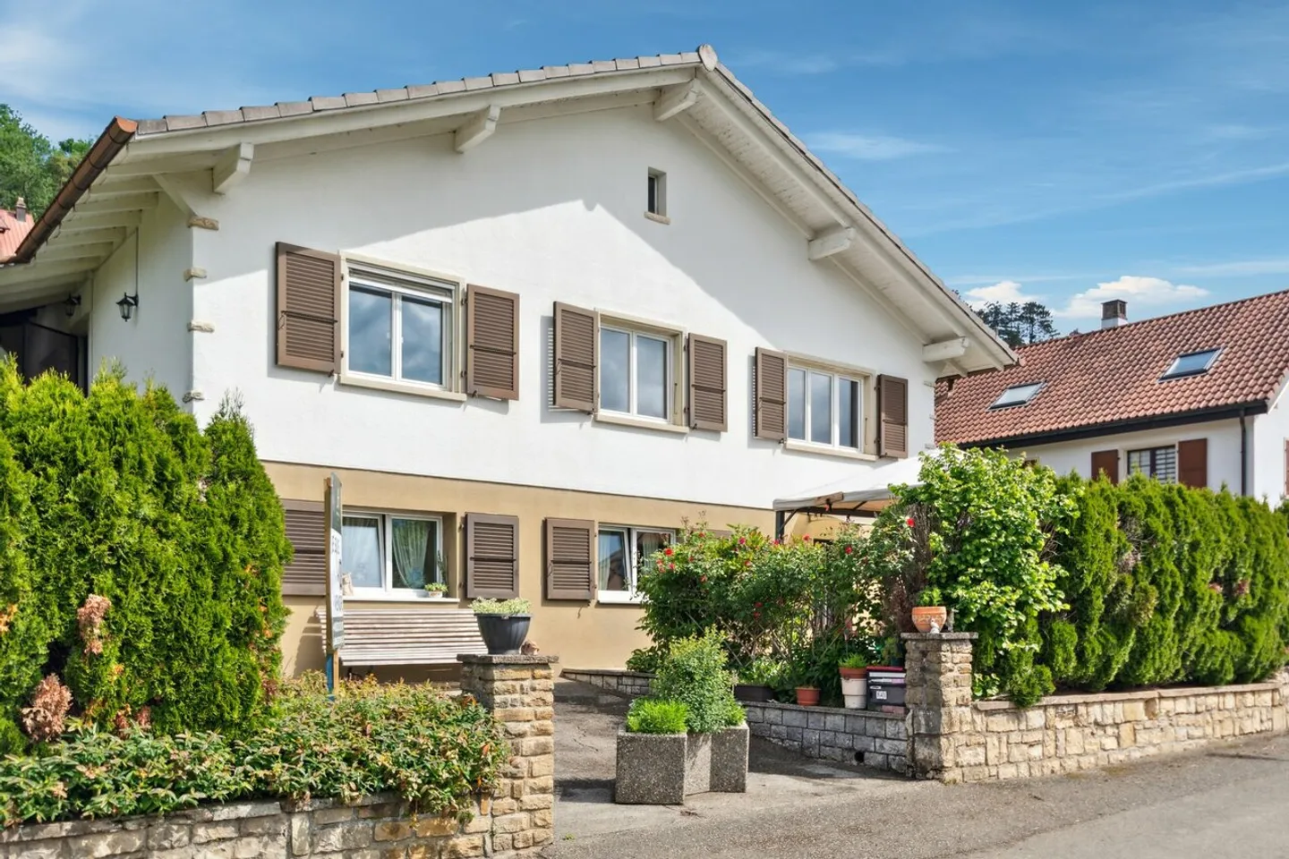 Superba Casa Familiare nel Cuore di un Villaggio Verdeggiante - Foto 2 di 13