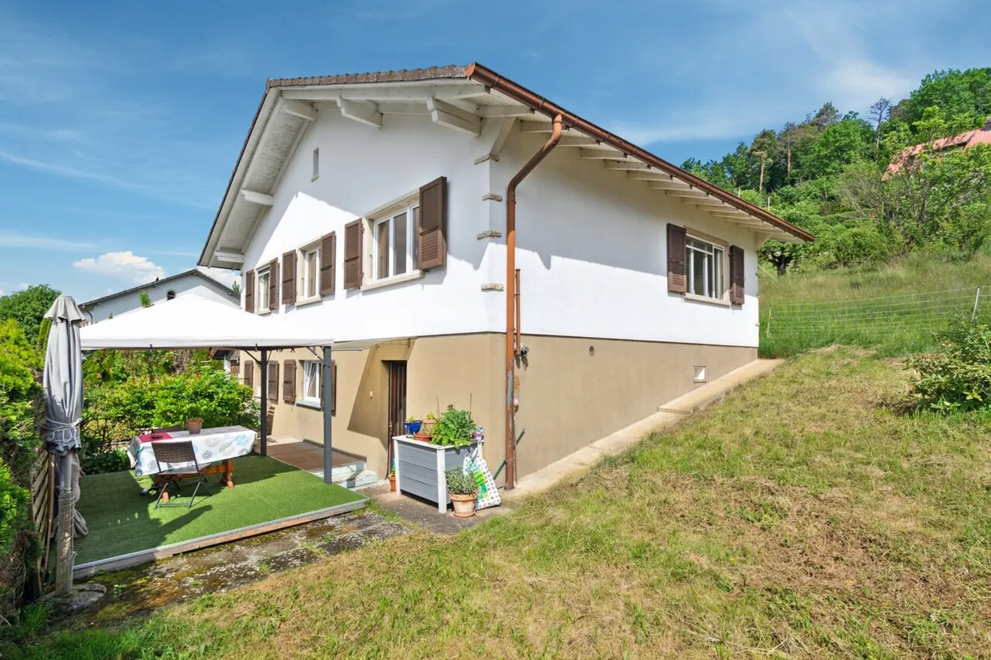 Superba Casa Familiare nel Cuore di un Villaggio Verdeggiante - Foto 1 di 13