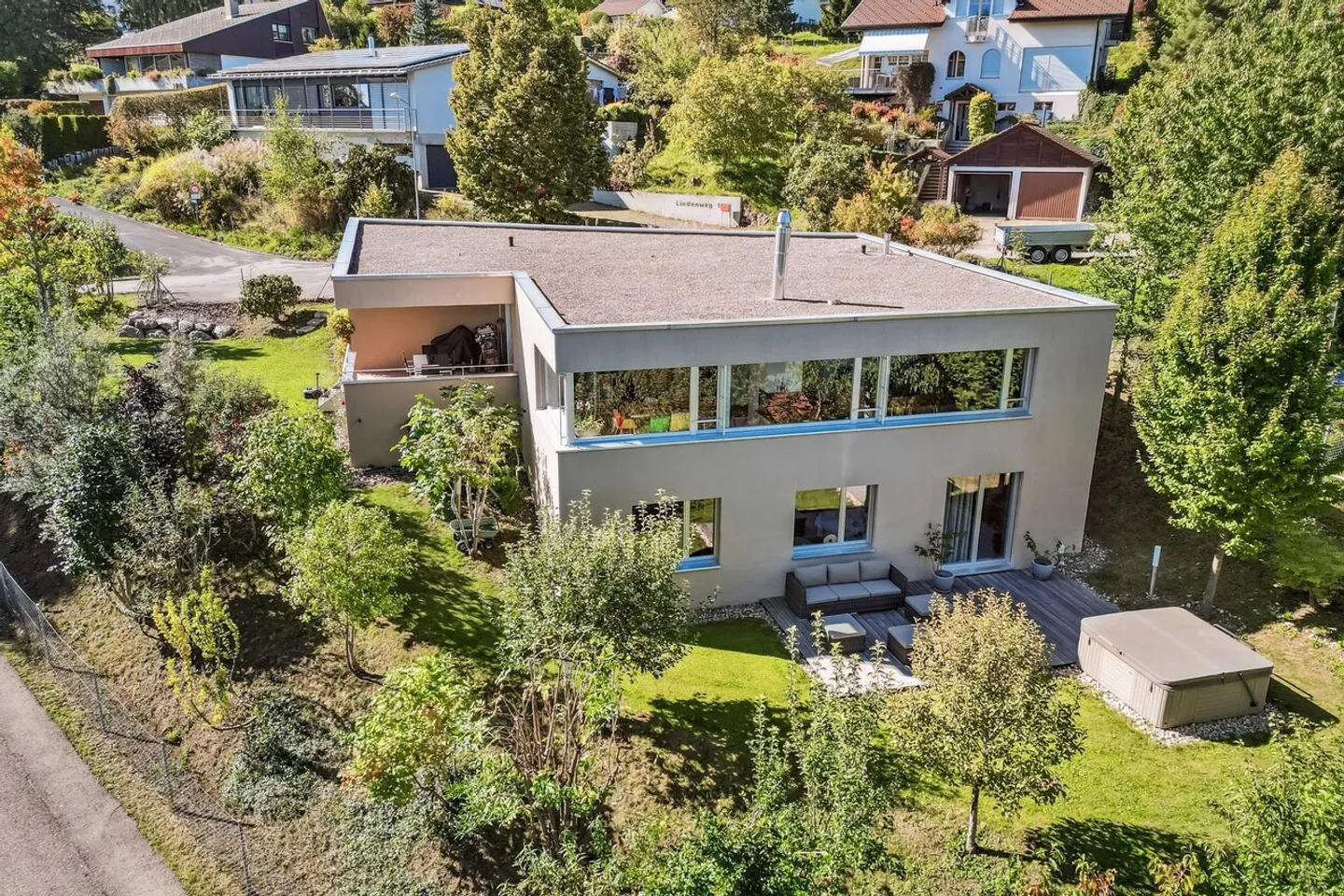 An exceptional residence in Macolin, Elegance, comfort and alpine panorama - Photo 2 of 13