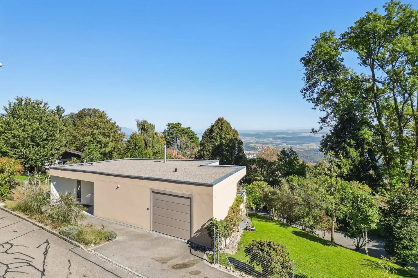 An exceptional residence in Macolin, Elegance, comfort and alpine panorama - Photo 4 of 13