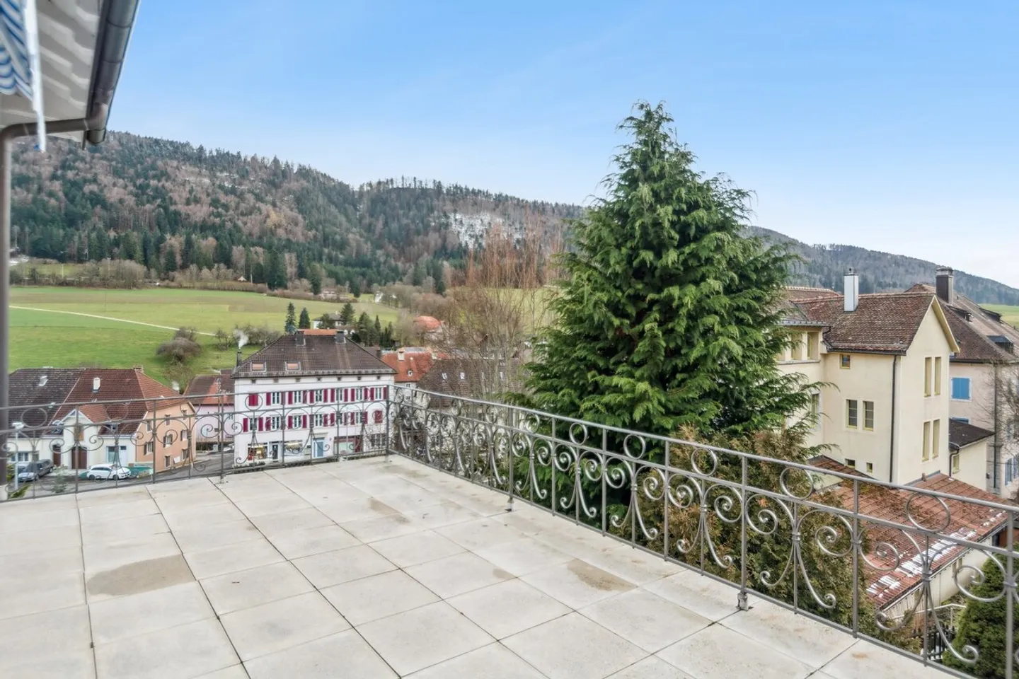 Sonvilier: Eleganza Senza Tempo e Orizzonte Verde nel Cuore di una Villa - Foto 2 di 13