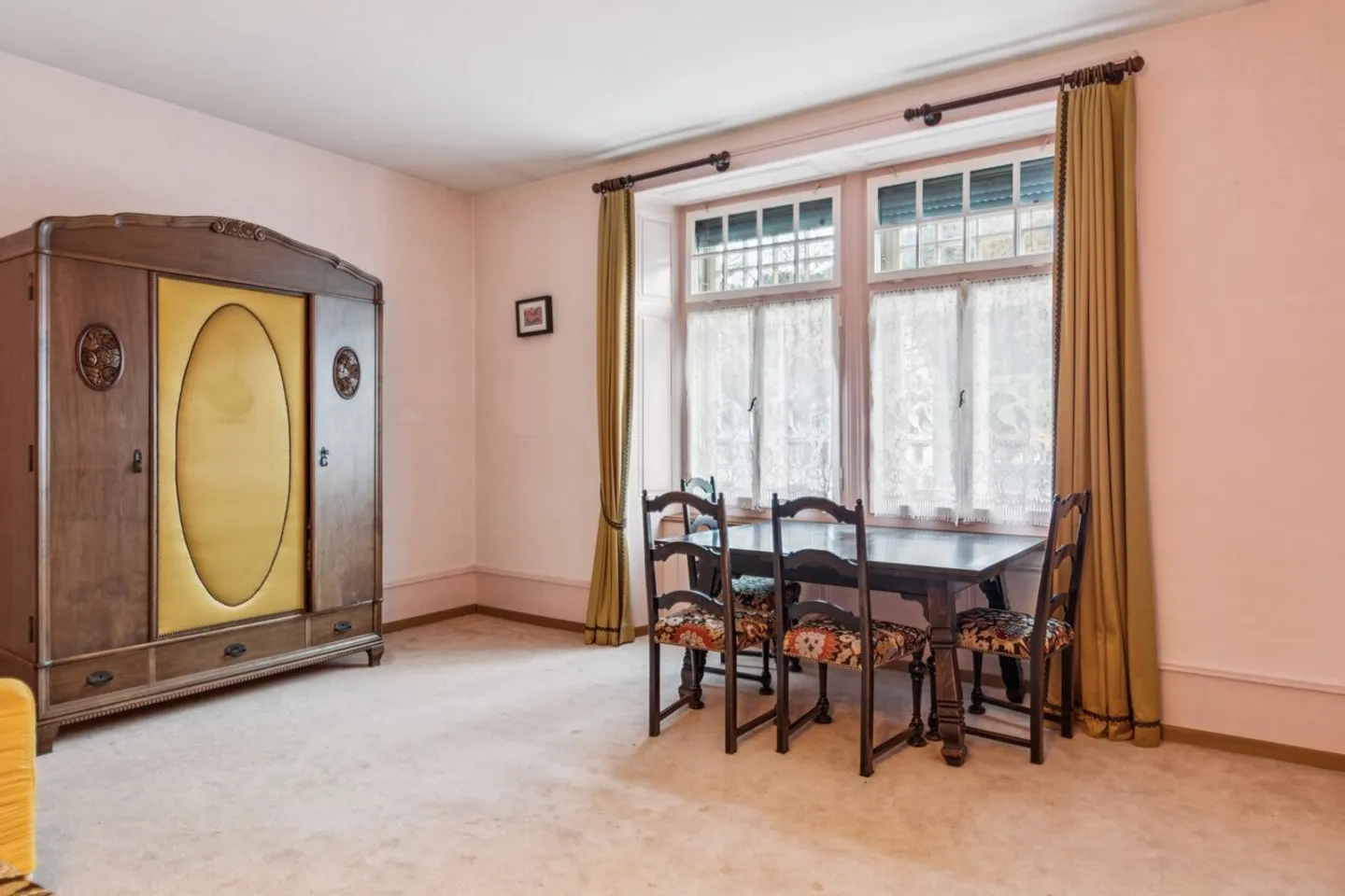 Sonvilier: Eleganza Senza Tempo e Orizzonte Verde nel Cuore di una Villa - Foto 4 di 13