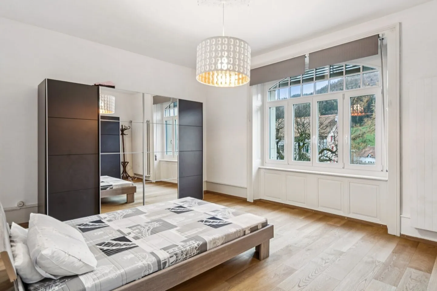 Sonvilier: Eleganza Senza Tempo e Orizzonte Verde nel Cuore di una Villa - Foto 9 di 13