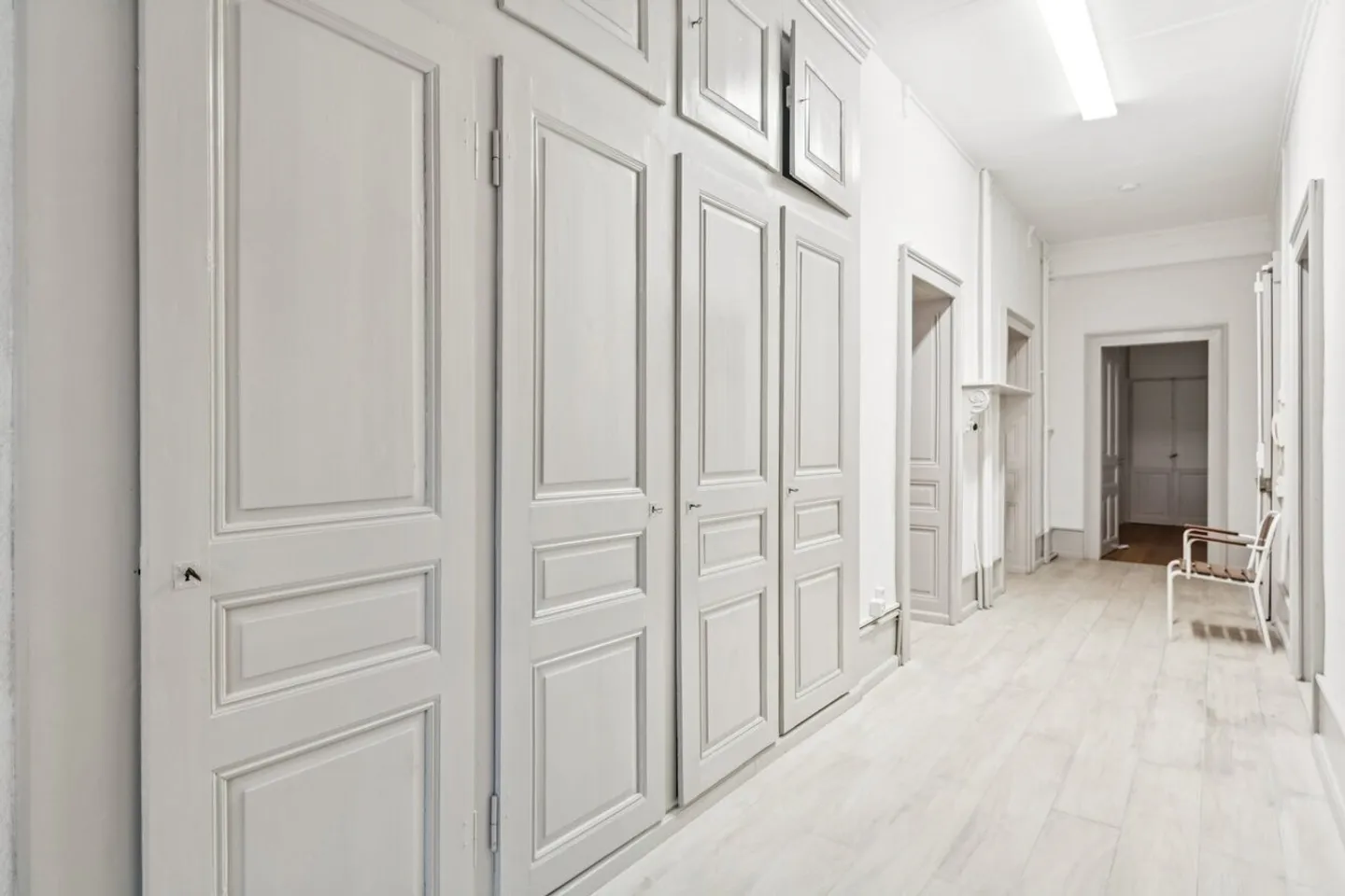 Sonvilier: Eleganza Senza Tempo e Orizzonte Verde nel Cuore di una Villa - Foto 11 di 13