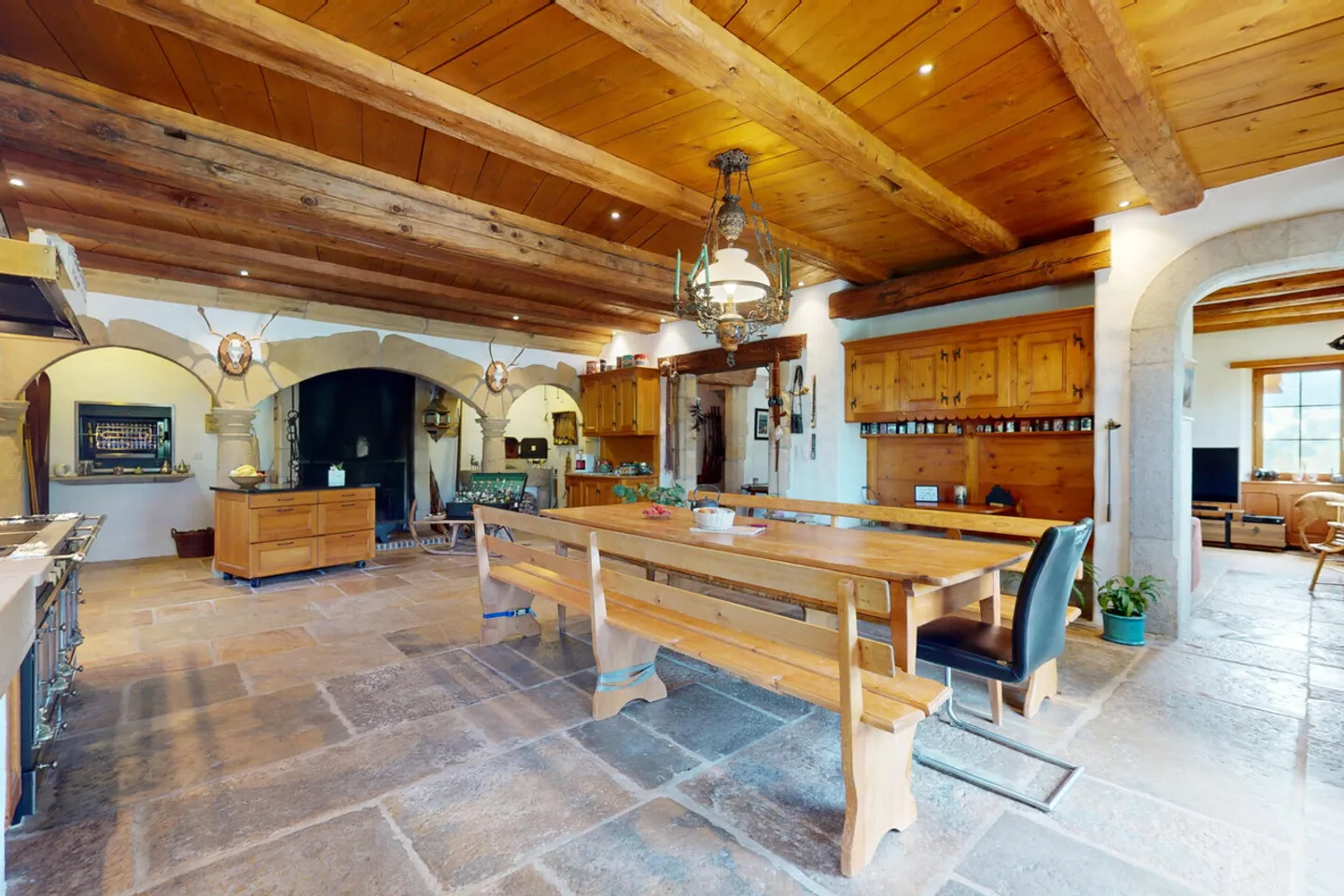 The Perfect Balance: Contemporary Elegance and Serenity in Court - Photo 8 of 13