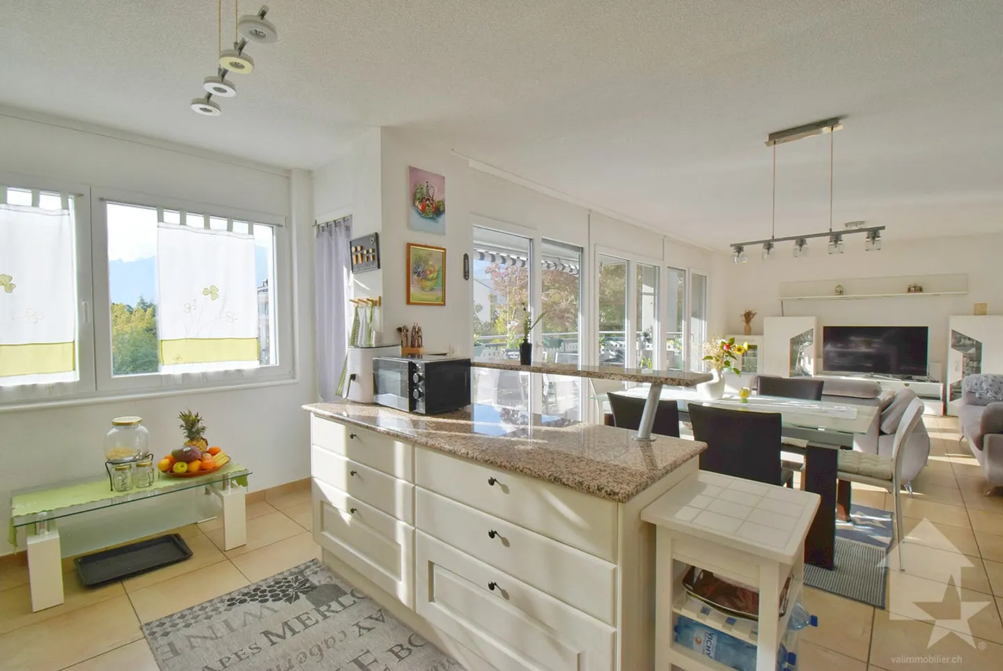 Wunderschöne 5,5-Zimmer-Wohnung mit einem überdachten Parkplatz und einer großen Terrasse! - Foto 4 von 13