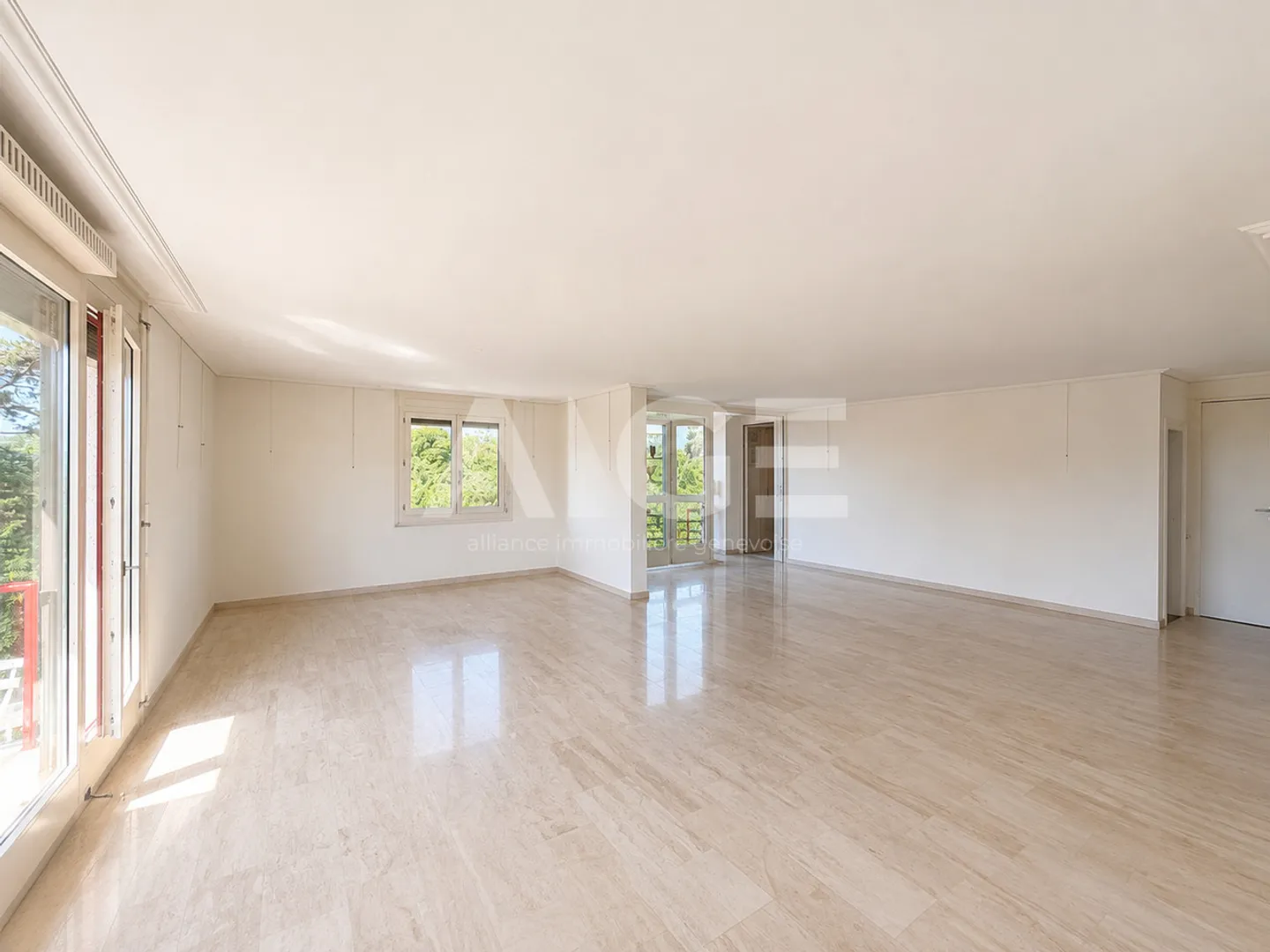 High-end apartment with lake view, close to the Collège du Léman - Photo 2 of 4