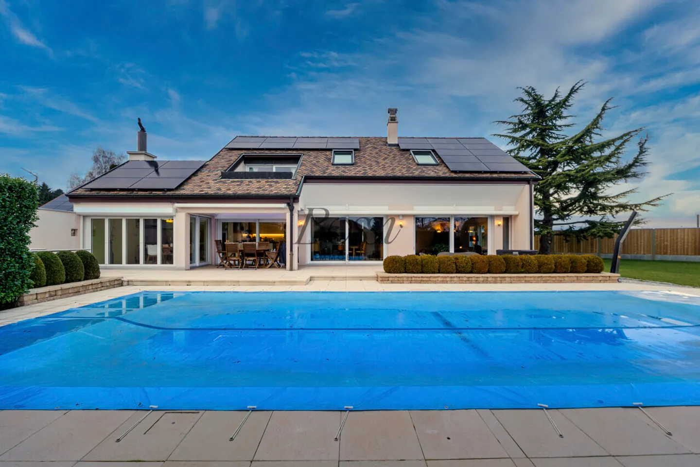 Villa luminosa con piscina: autonomia energetica e diritto di costruzione - Foto 2 di 13