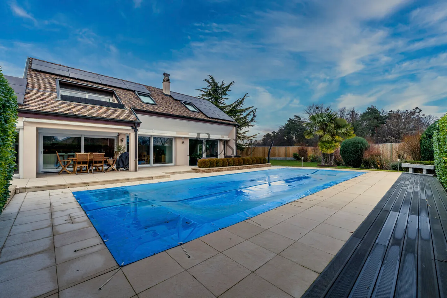 Villa luminosa con piscina: autonomia energetica e diritto di costruzione - Foto 3 di 13