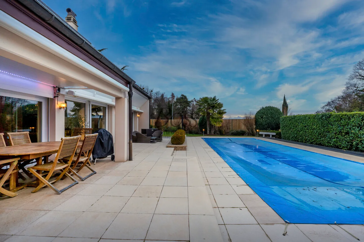 Villa luminosa con piscina: autonomia energetica e diritto di costruzione - Foto 4 di 13