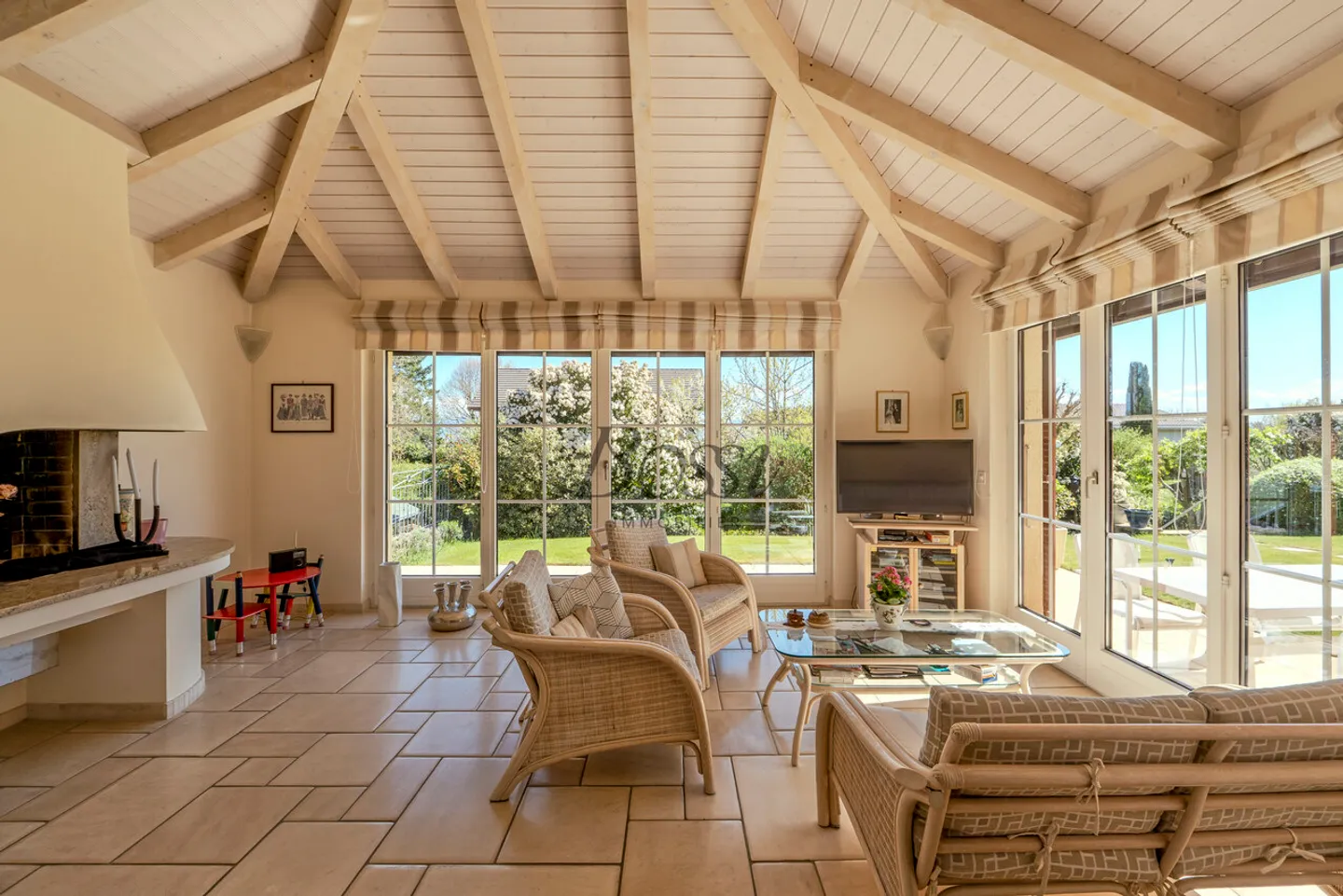 Beautiful individual house with pool and great potential - Photo 6 of 13